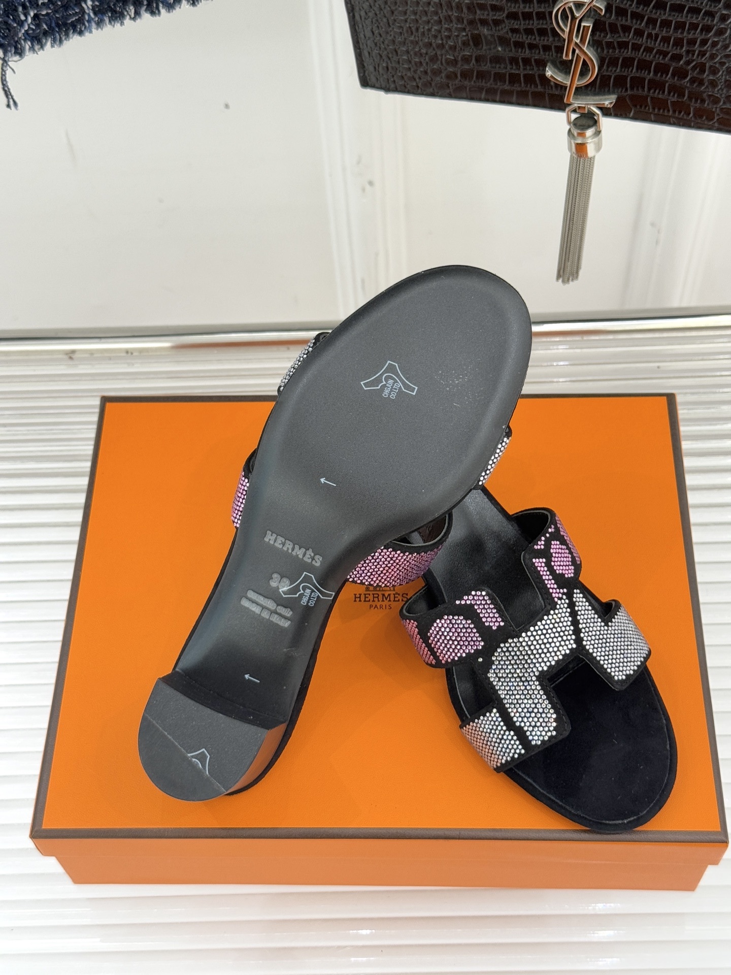 顶版 Hermès/爱马仕万年经典平底粗跟H拖将简约美学与极致工艺完美融合。粗跟设计 赋予你恰到好处的高