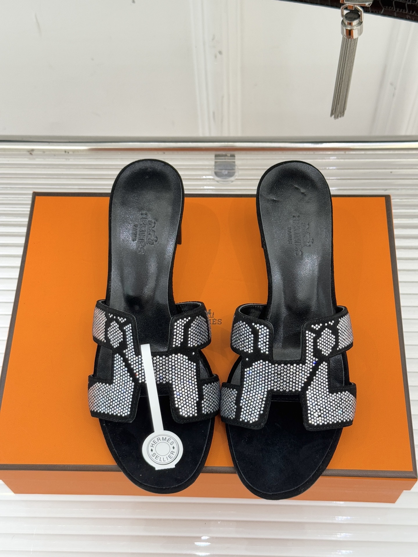 顶版 Hermès/爱马仕万年经典平底粗跟H拖将简约美学与极致工艺完美融合。粗跟设计 赋予你恰到好处的高