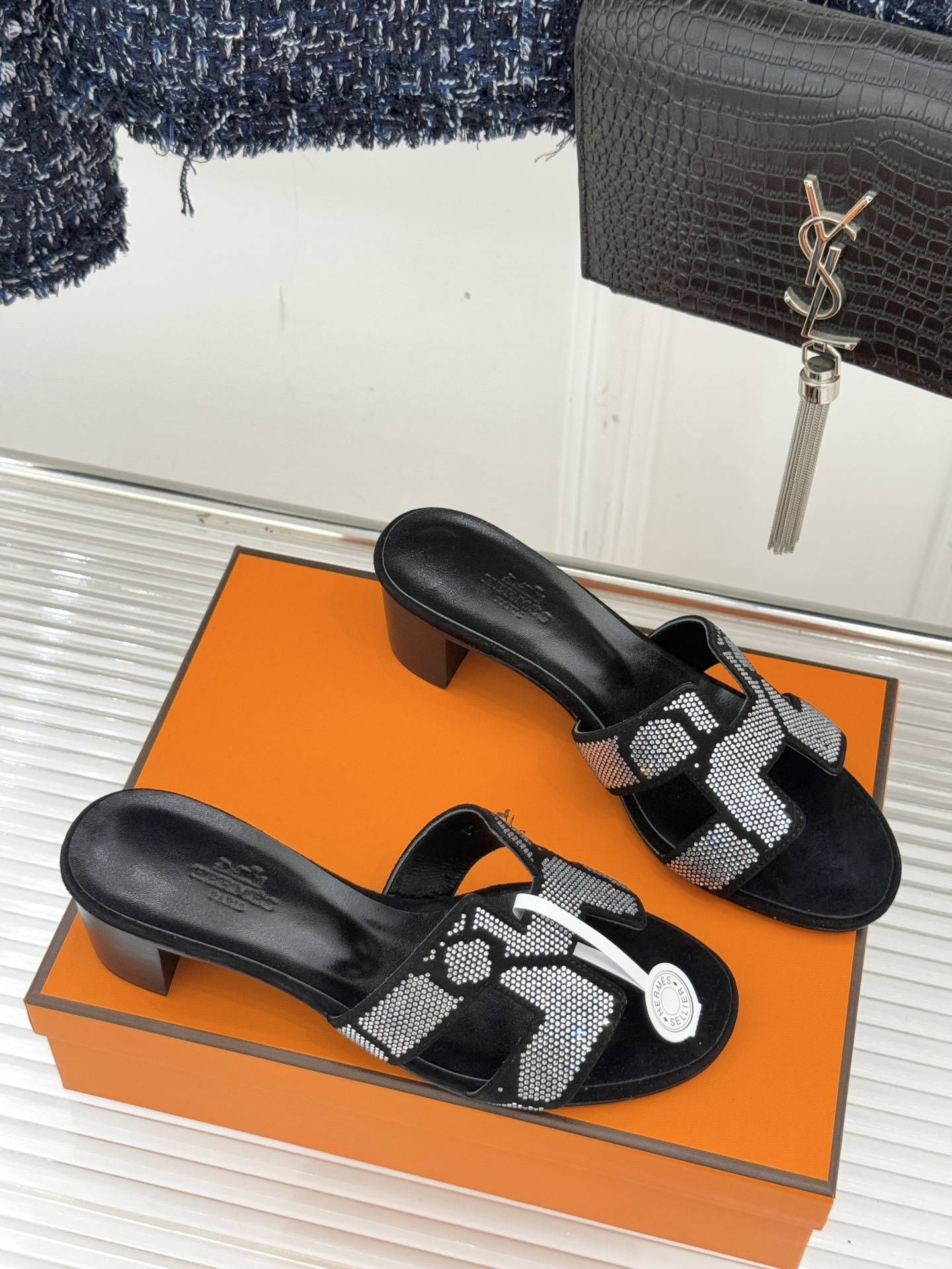 顶版 Hermès/爱马仕万年经典平底粗跟H拖将简约美学与极致工艺完美融合。粗跟设计 赋予你恰到好处的高