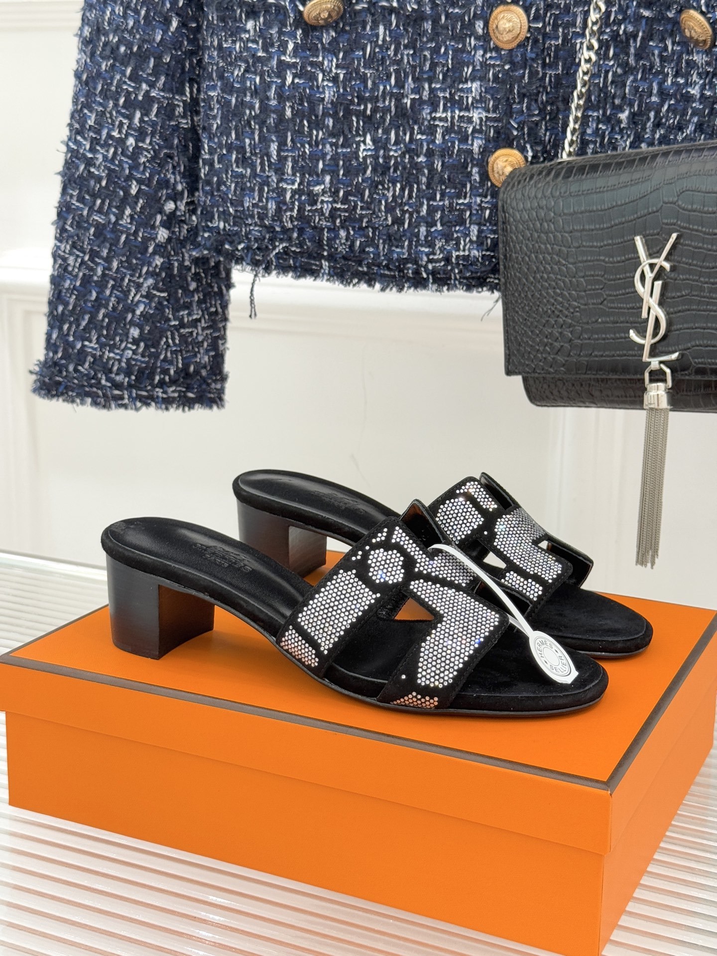 顶版 Hermès/爱马仕万年经典平底粗跟H拖将简约美学与极致工艺完美融合。粗跟设计 赋予你恰到好处的高