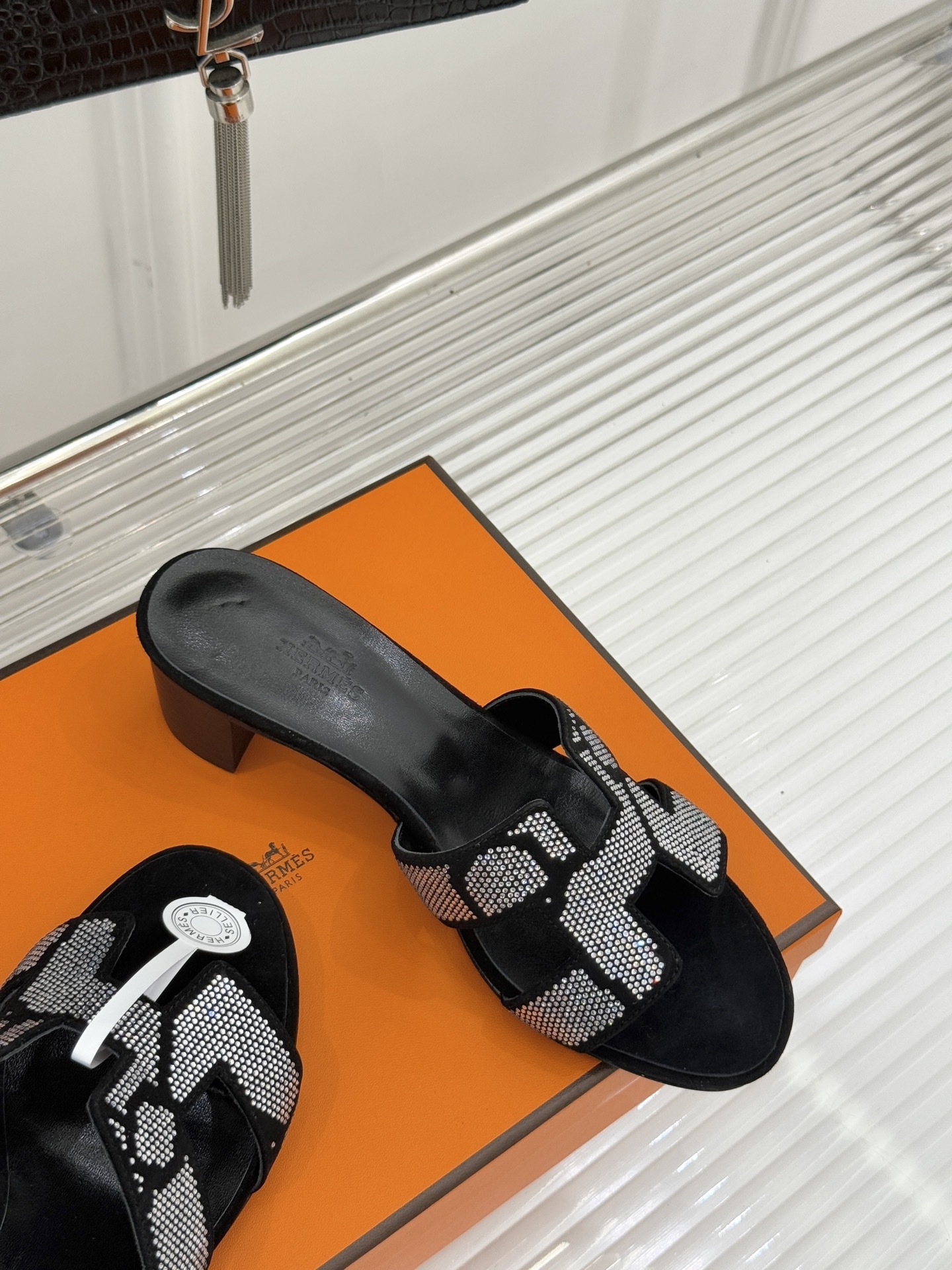 顶版 Hermès/爱马仕万年经典平底粗跟H拖将简约美学与极致工艺完美融合。粗跟设计 赋予你恰到好处的高