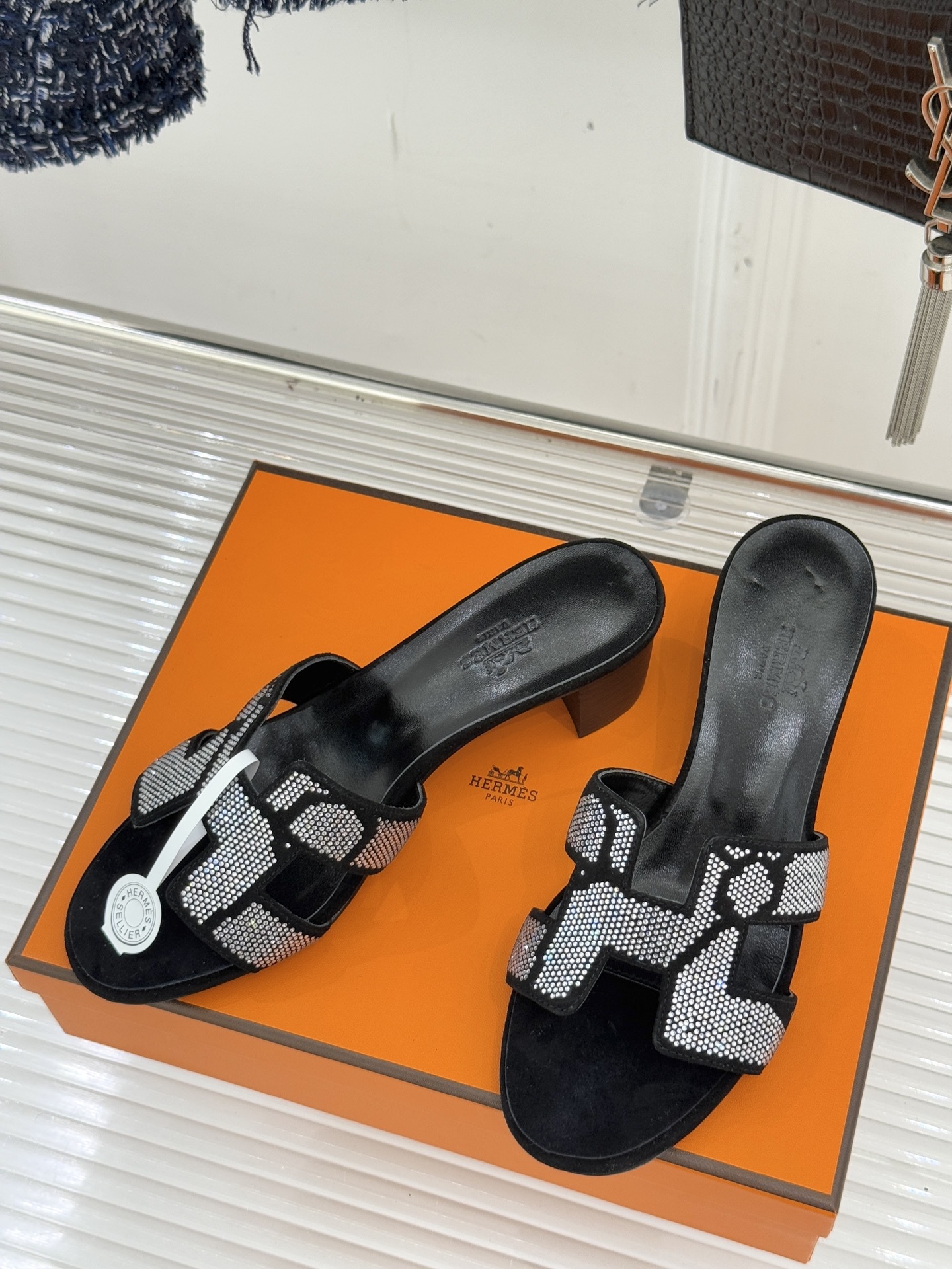 顶版 Hermès/爱马仕万年经典平底粗跟H拖将简约美学与极致工艺完美融合。粗跟设计 赋予你恰到好处的高