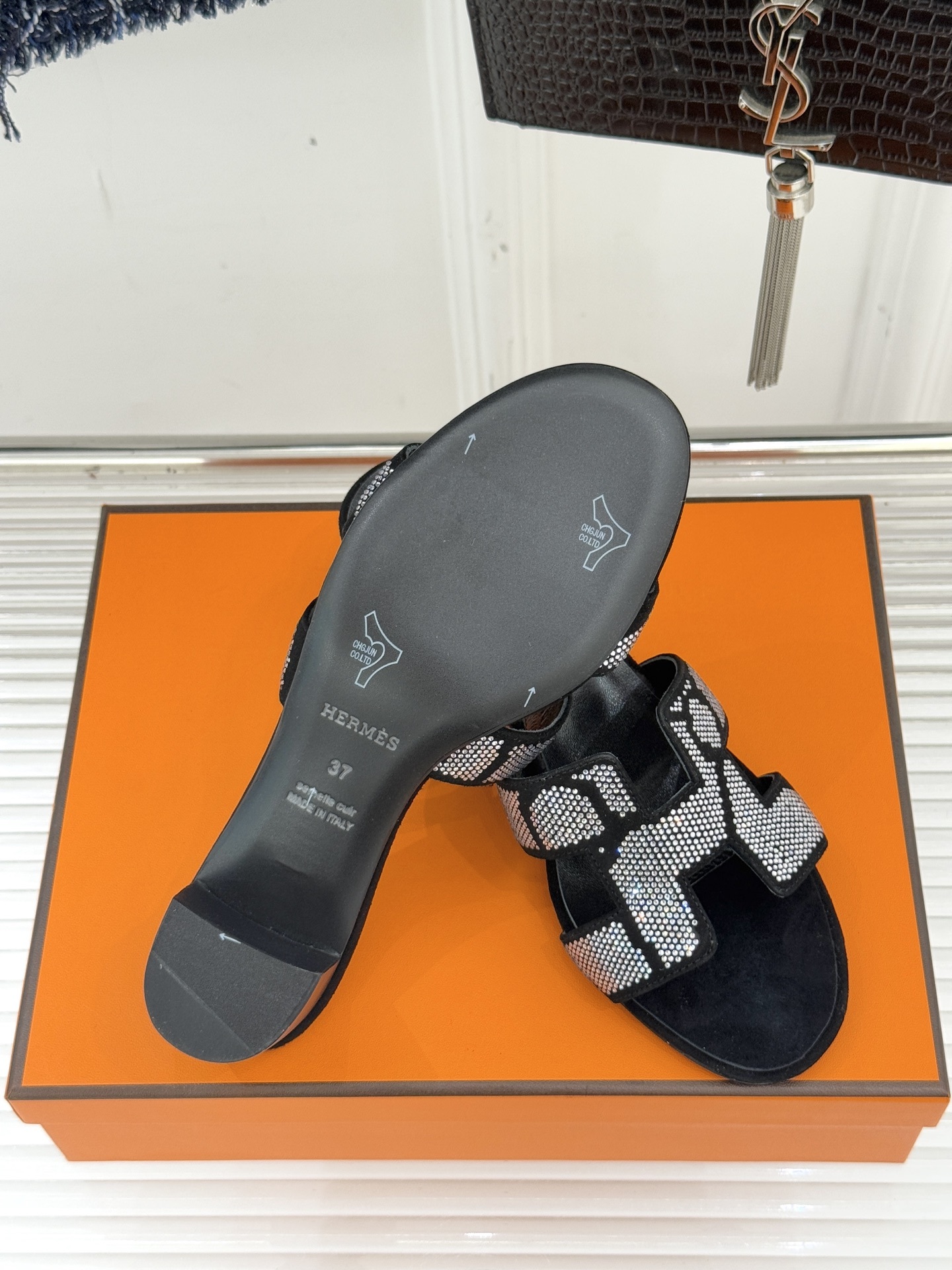 顶版 Hermès/爱马仕万年经典平底粗跟H拖将简约美学与极致工艺完美融合。粗跟设计 赋予你恰到好处的高