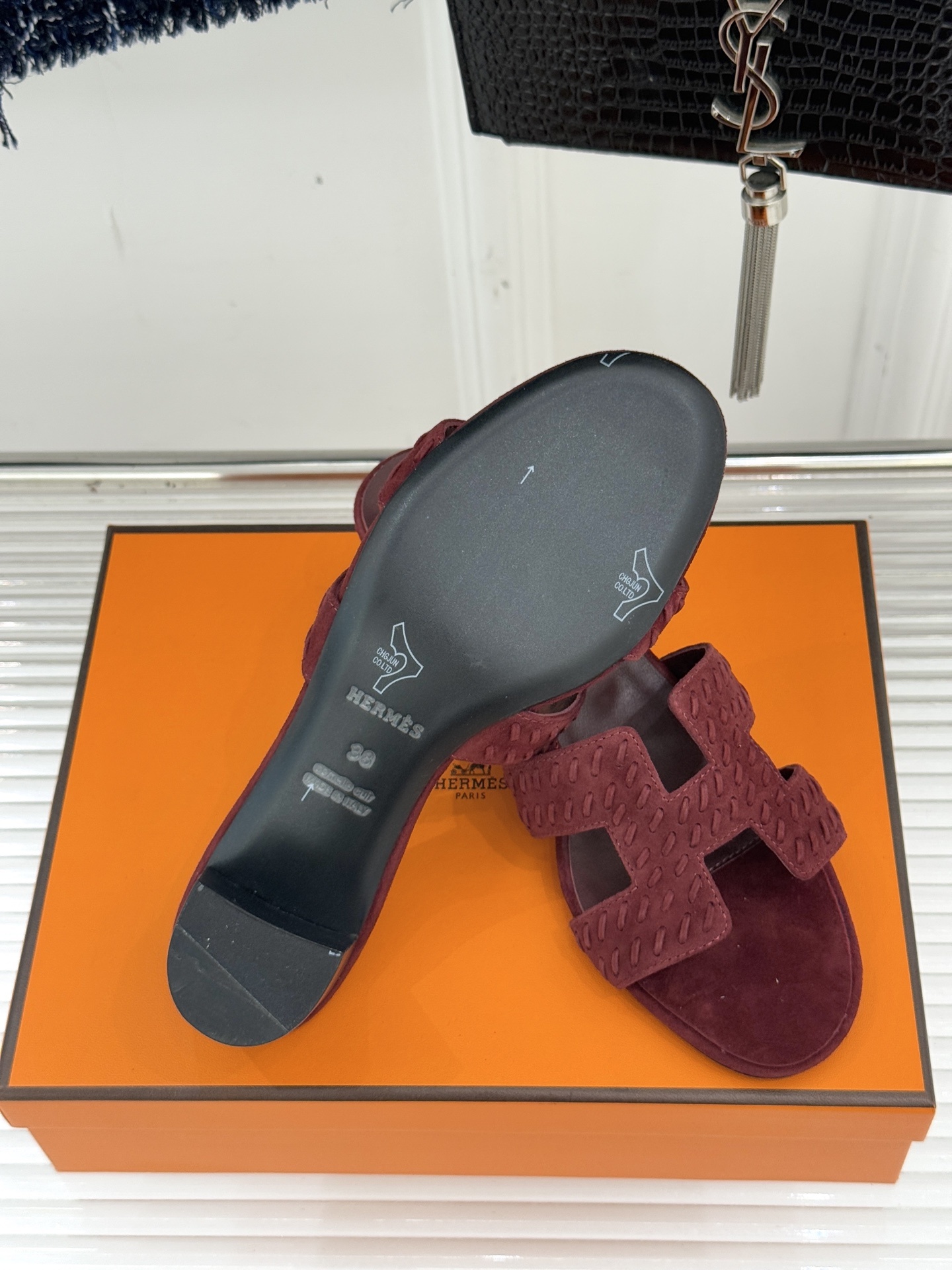 顶版 Hermès/爱马仕万年经典平底粗跟H拖将简约美学与极致工艺完美融合。粗跟设计 赋予你恰到好处的高