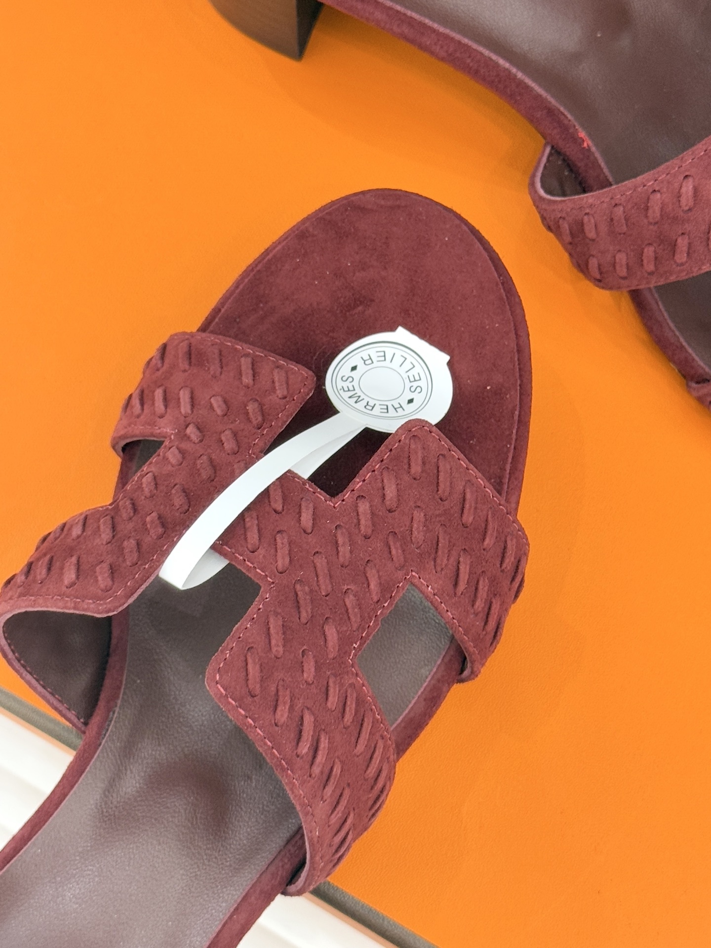 顶版 Hermès/爱马仕万年经典平底粗跟H拖将简约美学与极致工艺完美融合。粗跟设计 赋予你恰到好处的高
