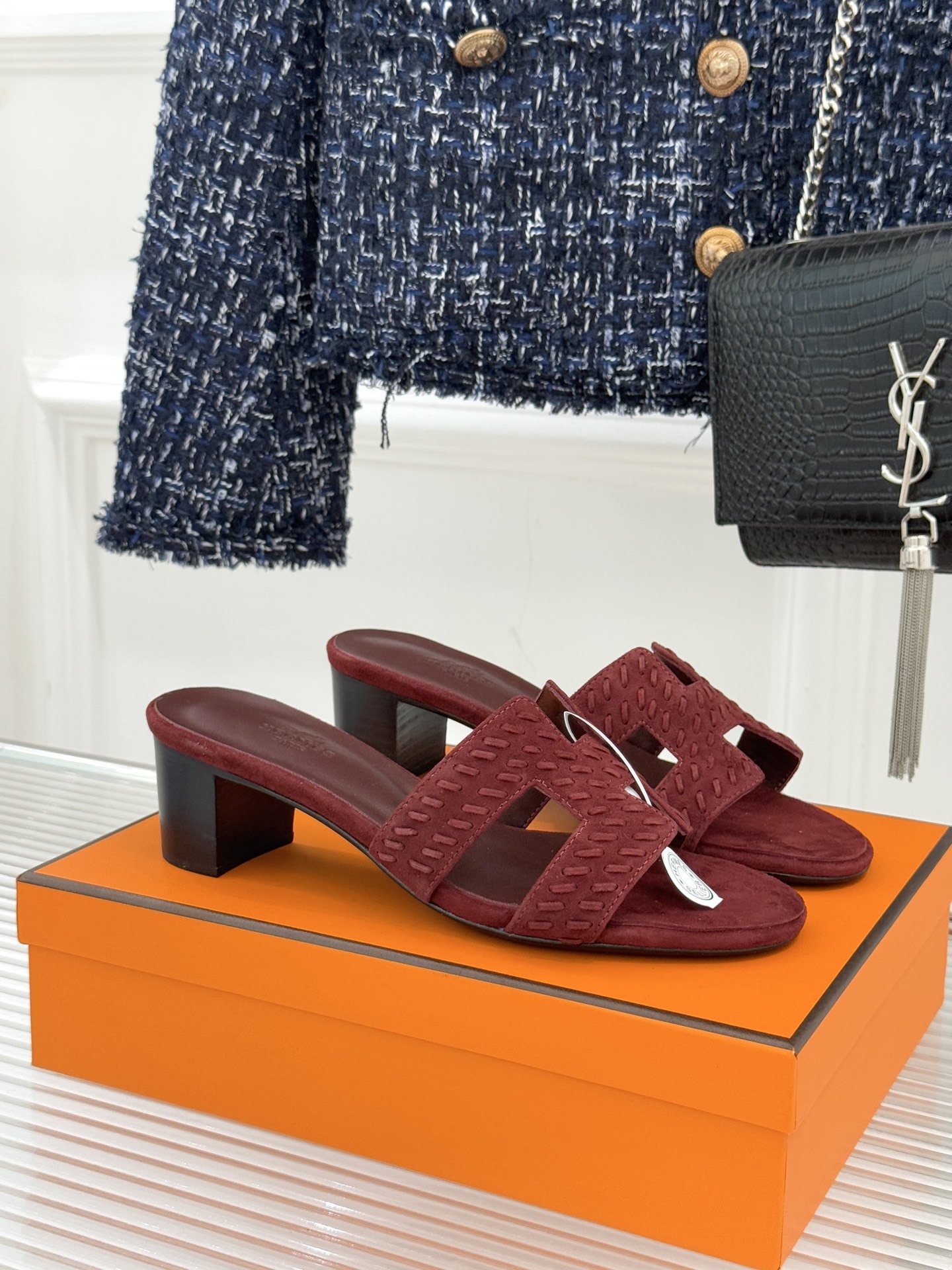 顶版 Hermès/爱马仕万年经典平底粗跟H拖将简约美学与极致工艺完美融合。粗跟设计 赋予你恰到好处的高