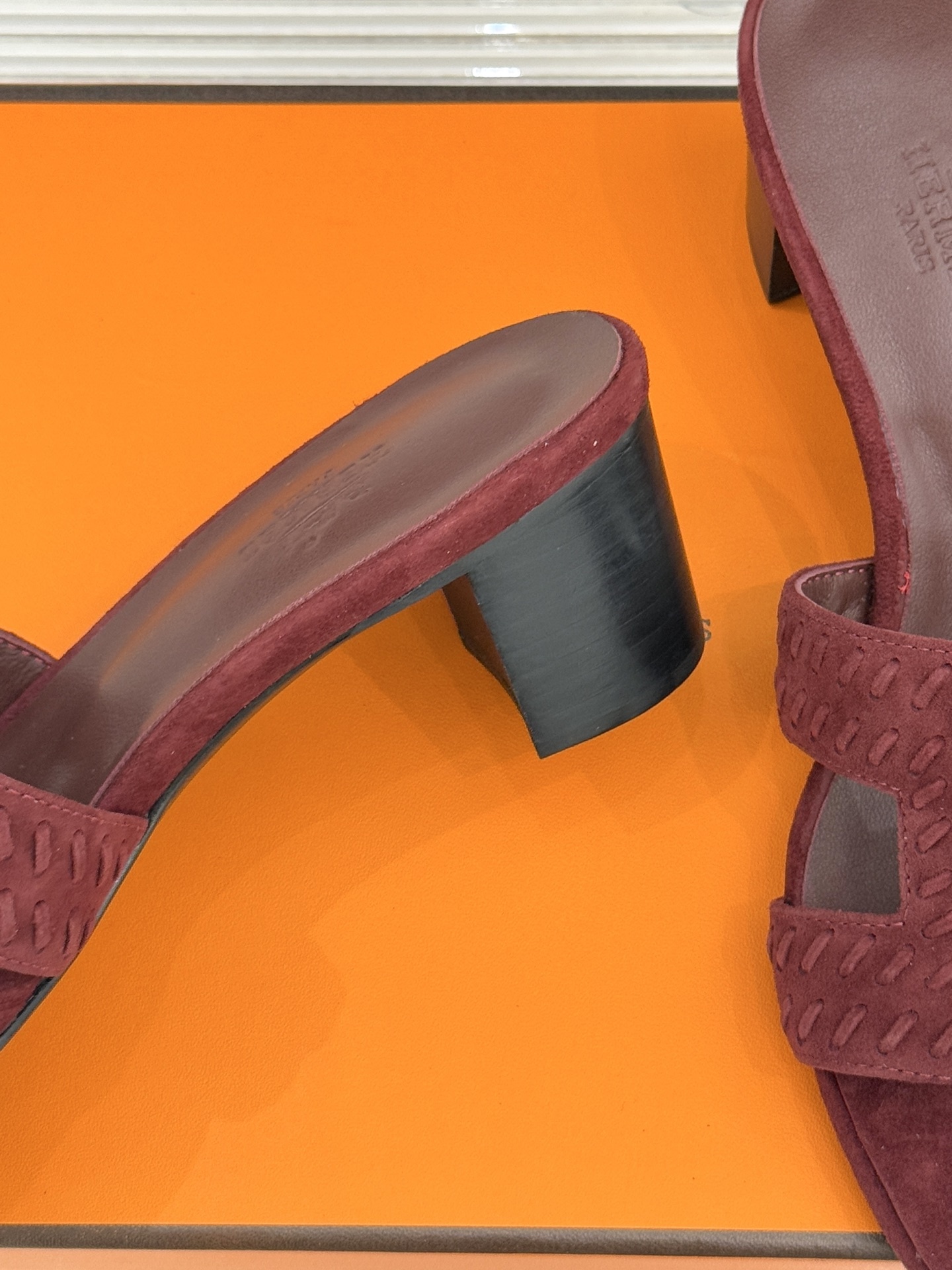 顶版 Hermès/爱马仕万年经典平底粗跟H拖将简约美学与极致工艺完美融合。粗跟设计 赋予你恰到好处的高