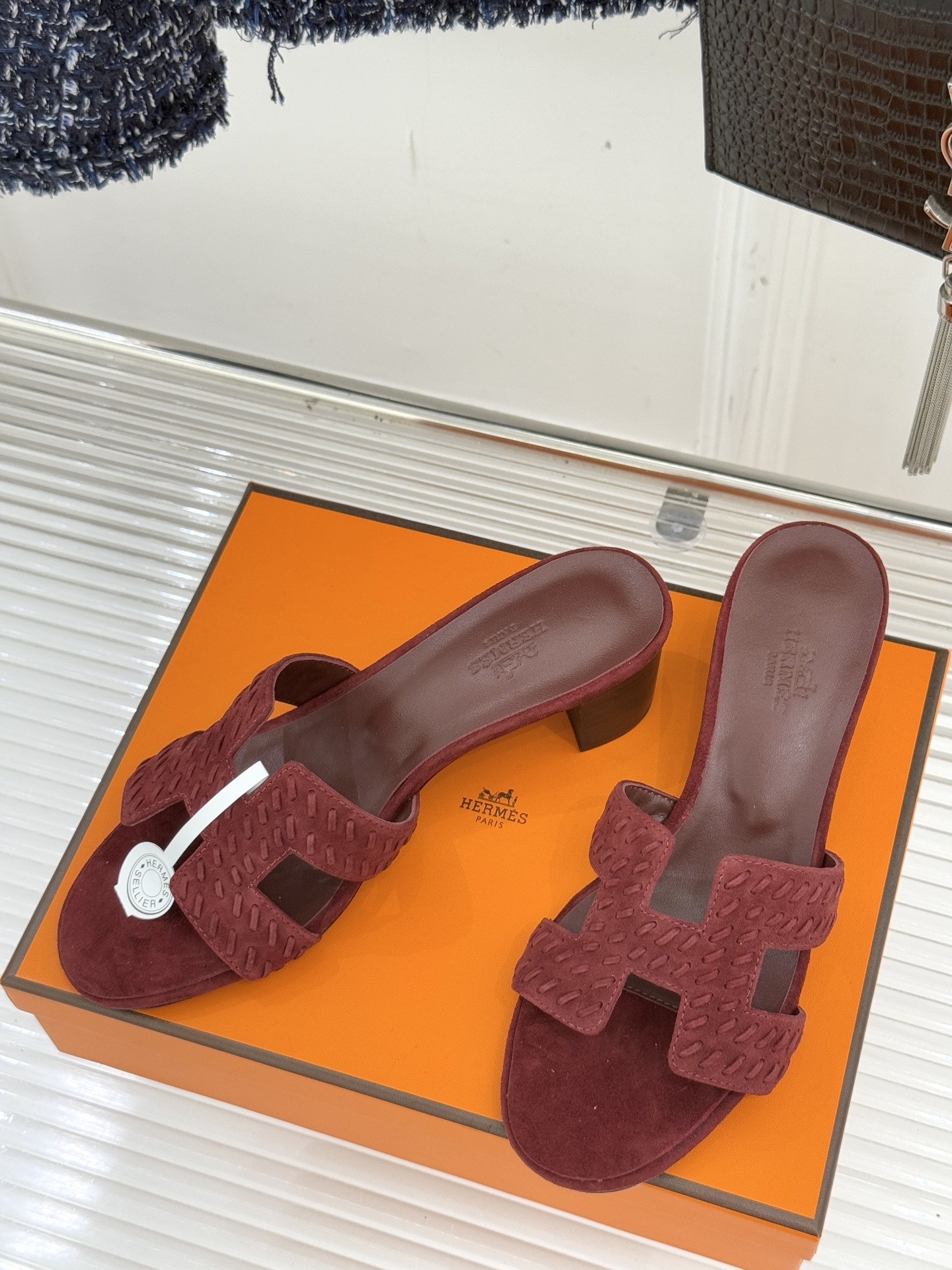 顶版 Hermès/爱马仕万年经典平底粗跟H拖将简约美学与极致工艺完美融合。粗跟设计 赋予你恰到好处的高