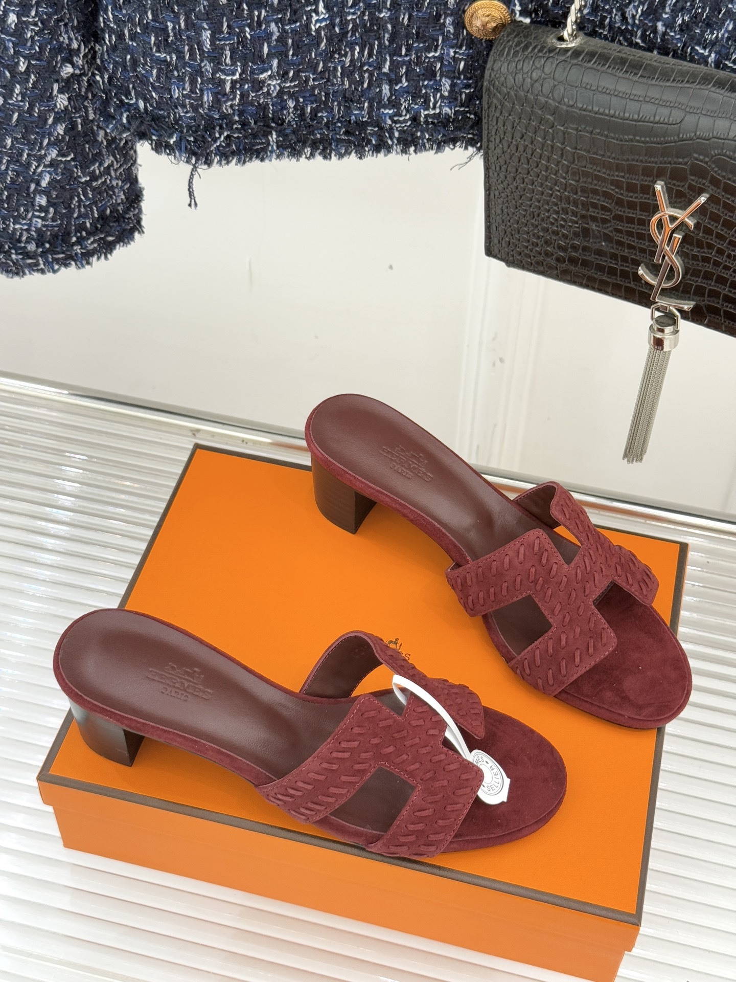 顶版 Hermès/爱马仕万年经典平底粗跟H拖将简约美学与极致工艺完美融合。粗跟设计 赋予你恰到好处的高