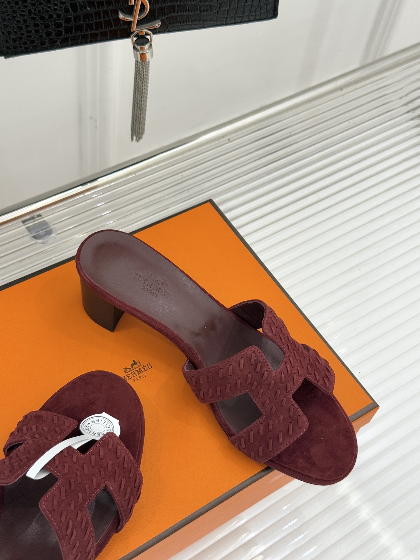 顶版 Hermès/爱马仕万年经典平底粗跟H拖将简约美学与极致工艺完美融合。粗跟设计 赋予你恰到好处的高