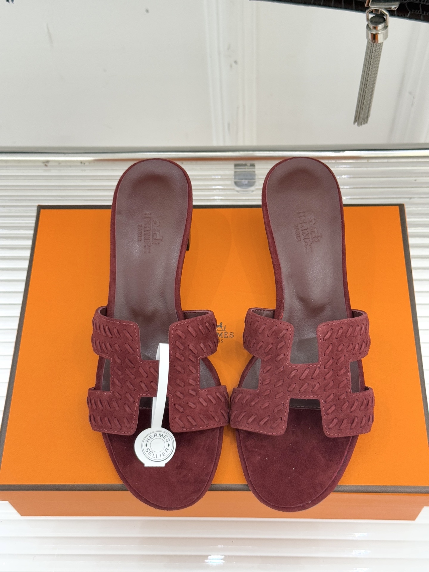 顶版 Hermès/爱马仕万年经典平底粗跟H拖将简约美学与极致工艺完美融合。粗跟设计 赋予你恰到好处的高