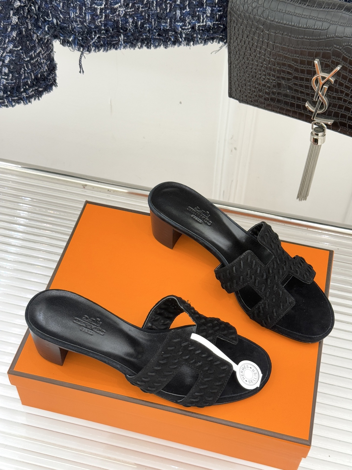 顶版 Hermès/爱马仕万年经典平底粗跟H拖将简约美学与极致工艺完美融合。粗跟设计 赋予你恰到好处的高