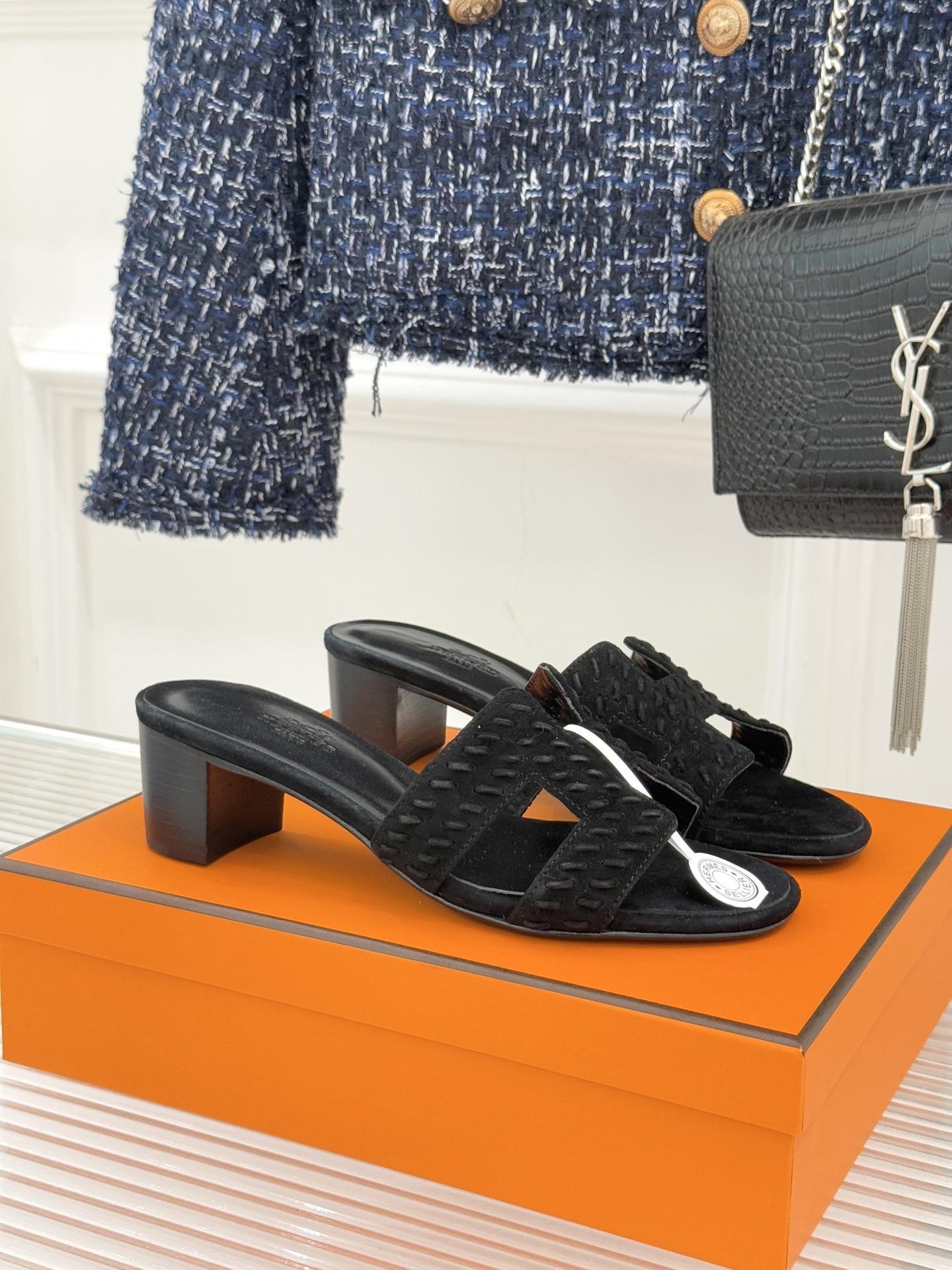 顶版 Hermès/爱马仕万年经典平底粗跟H拖将简约美学与极致工艺完美融合。粗跟设计 赋予你恰到好处的高