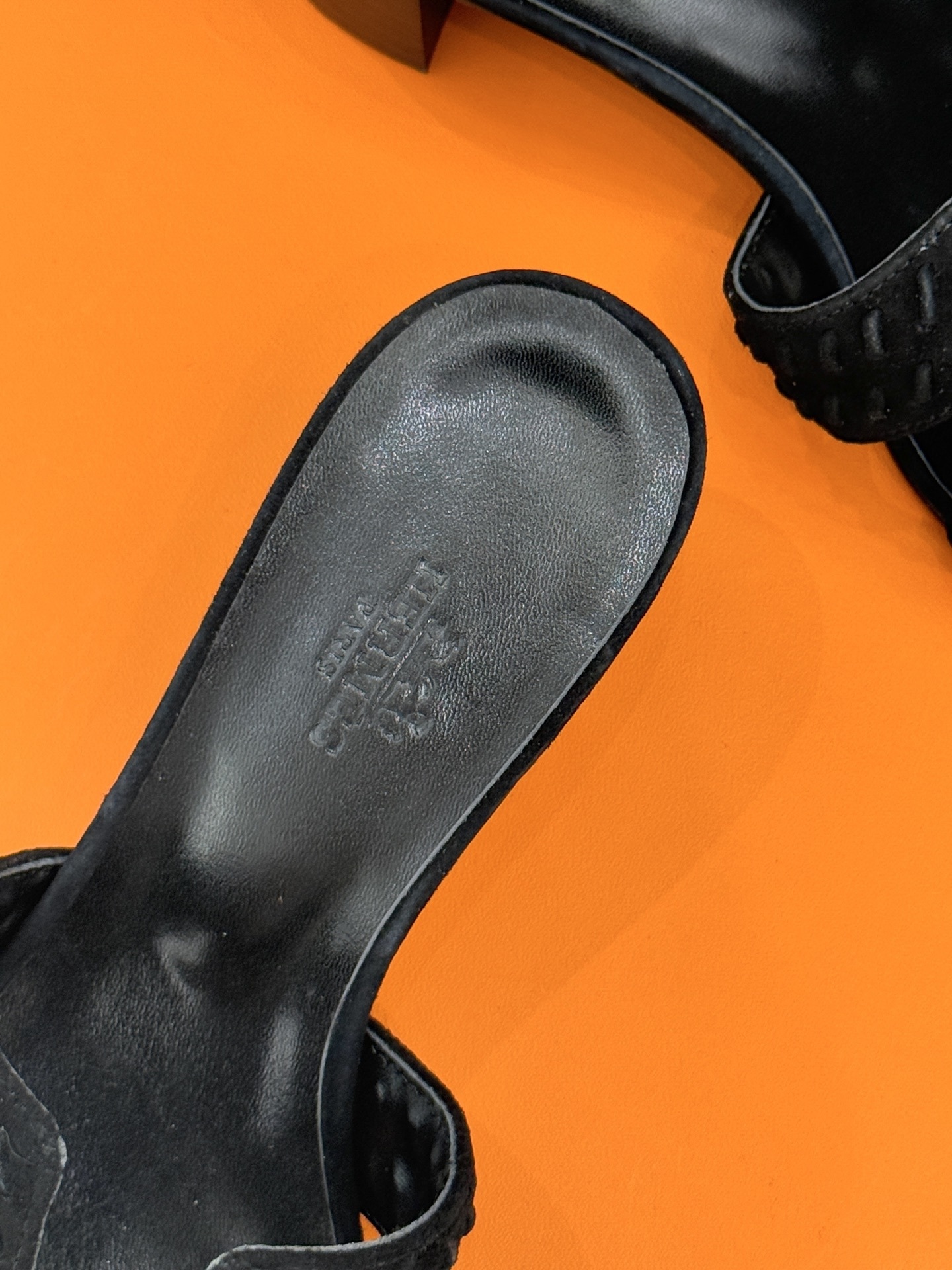 顶版 Hermès/爱马仕万年经典平底粗跟H拖将简约美学与极致工艺完美融合。粗跟设计 赋予你恰到好处的高