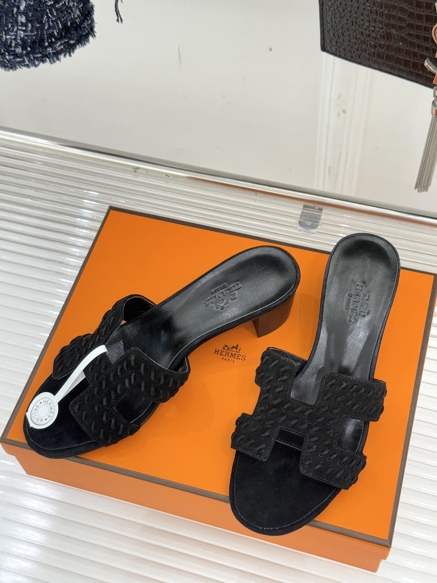 顶版 Hermès/爱马仕万年经典平底粗跟H拖将简约美学与极致工艺完美融合。粗跟设计 赋予你恰到好处的高