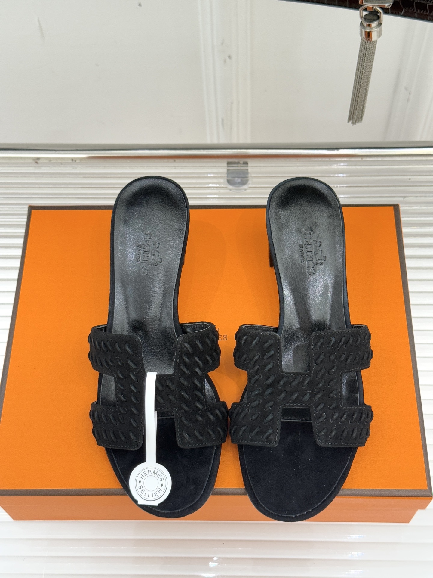 顶版 Hermès/爱马仕万年经典平底粗跟H拖将简约美学与极致工艺完美融合。粗跟设计 赋予你恰到好处的高