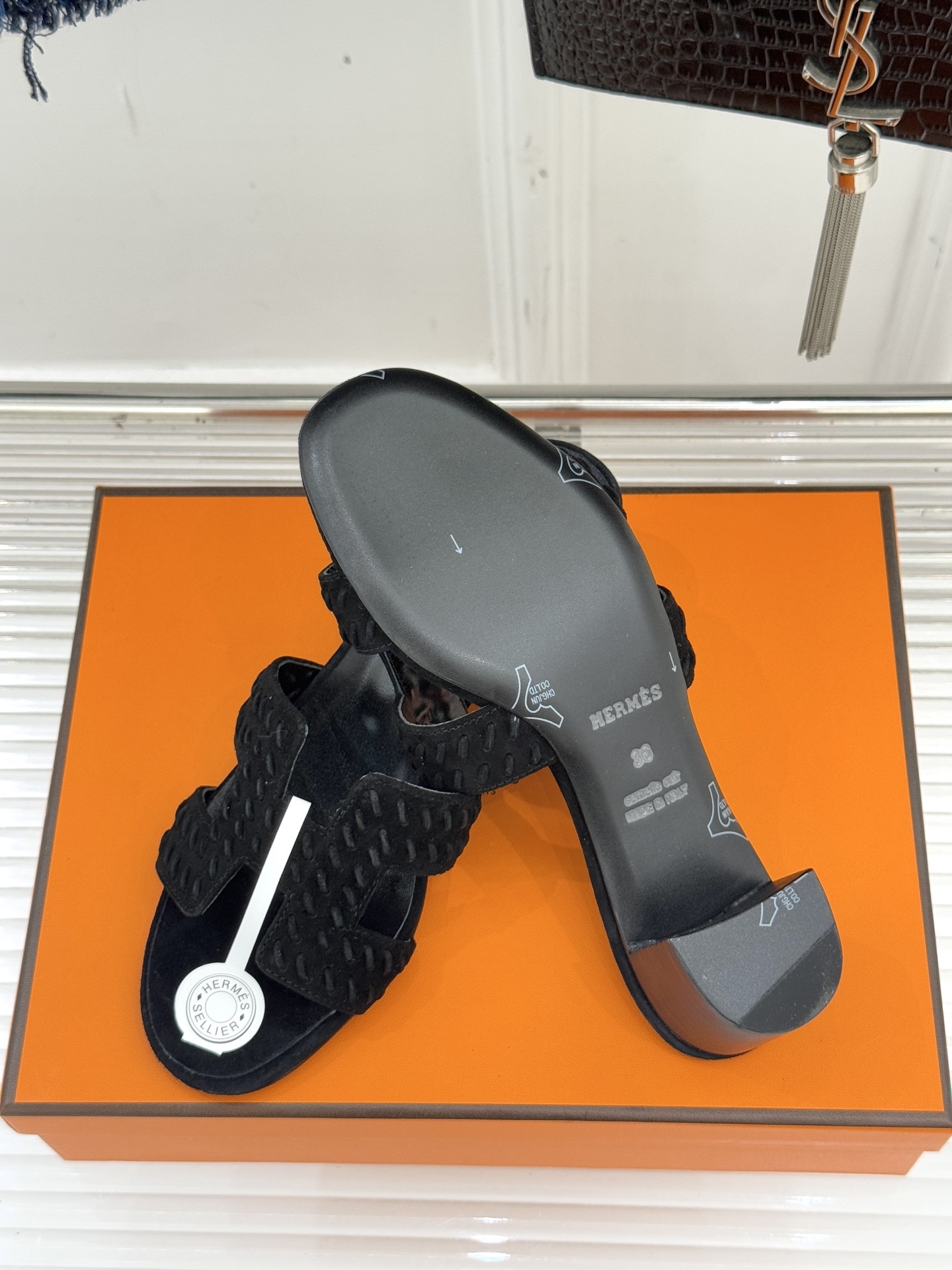 顶版 Hermès/爱马仕万年经典平底粗跟H拖将简约美学与极致工艺完美融合。粗跟设计 赋予你恰到好处的高