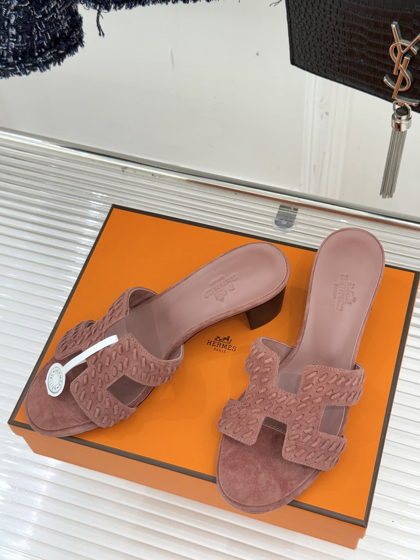 顶版 Hermès/爱马仕万年经典平底粗跟H拖将简约美学与极致工艺完美融合。粗跟设计 赋予你恰到好处的高