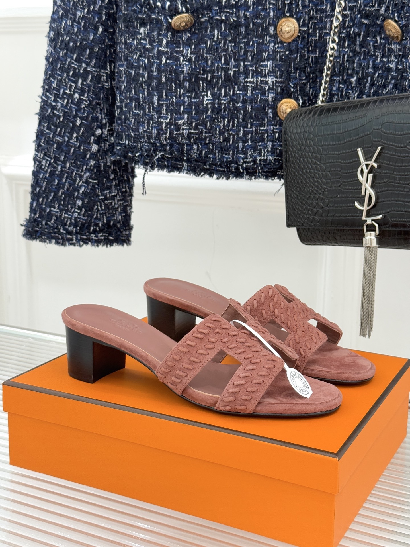 顶版 Hermès/爱马仕万年经典平底粗跟H拖将简约美学与极致工艺完美融合。粗跟设计 赋予你恰到好处的高