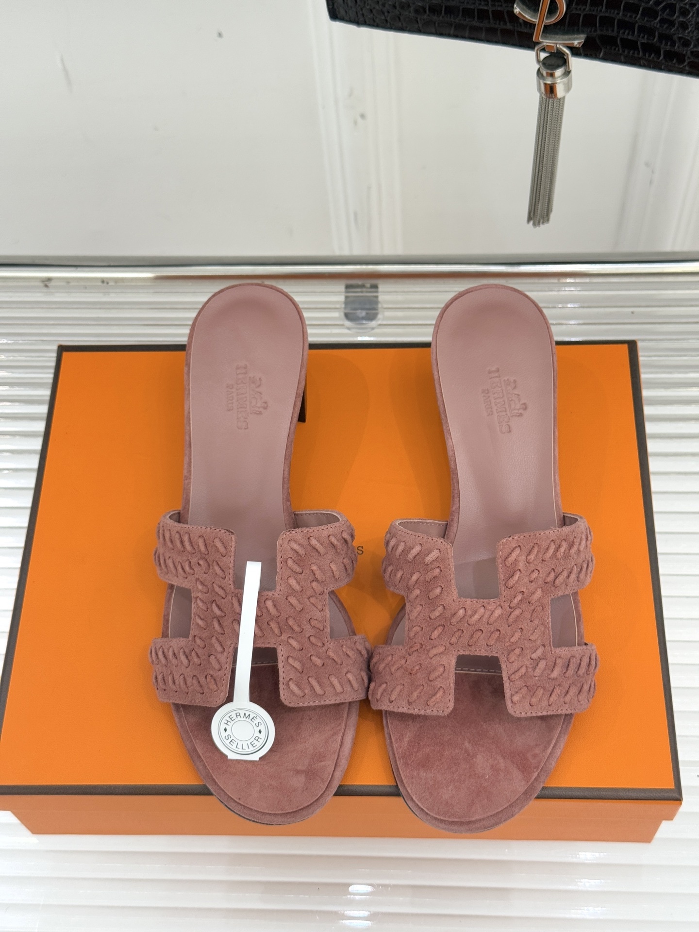 顶版 Hermès/爱马仕万年经典平底粗跟H拖将简约美学与极致工艺完美融合。粗跟设计 赋予你恰到好处的高