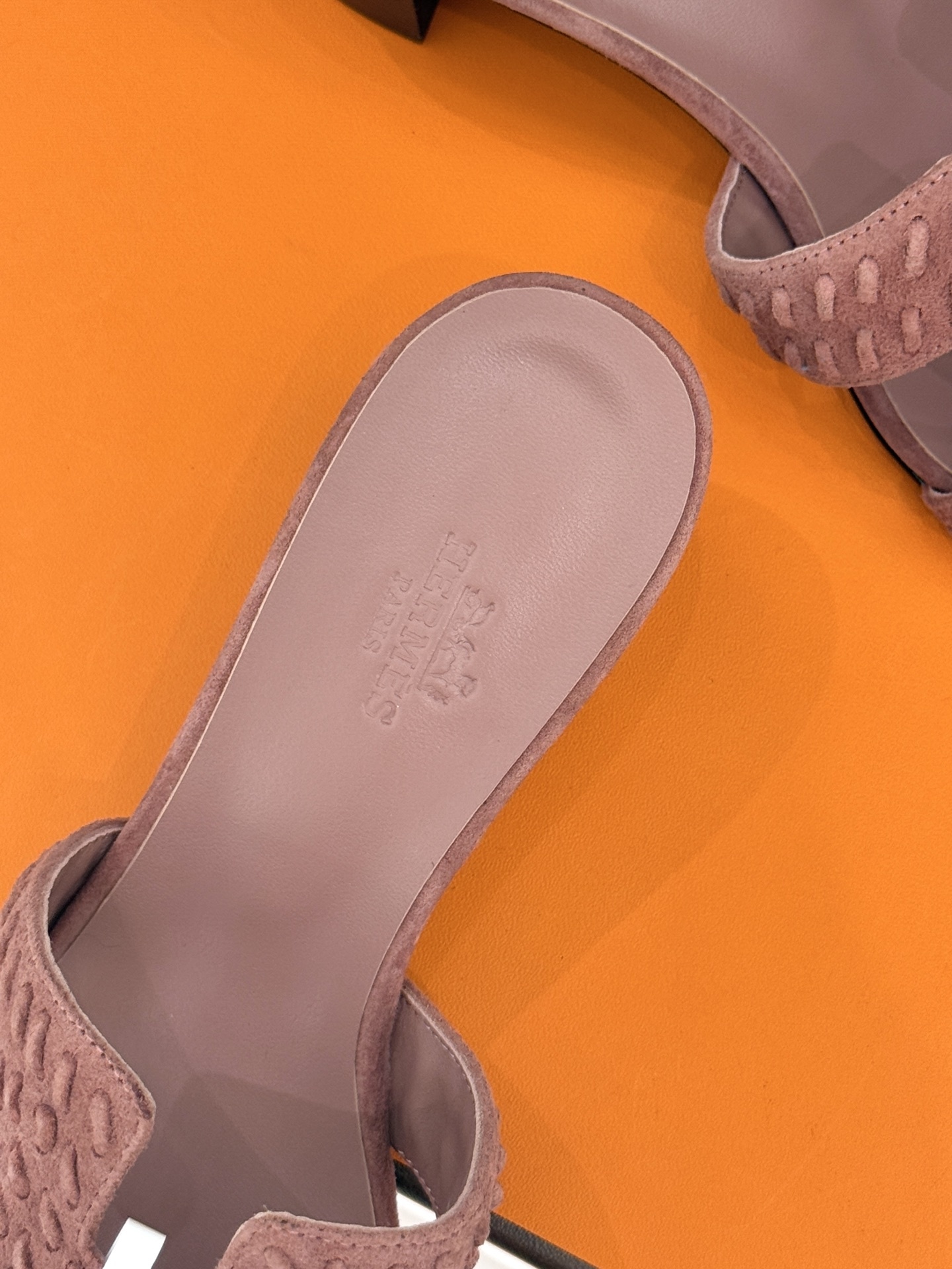 顶版 Hermès/爱马仕万年经典平底粗跟H拖将简约美学与极致工艺完美融合。粗跟设计 赋予你恰到好处的高