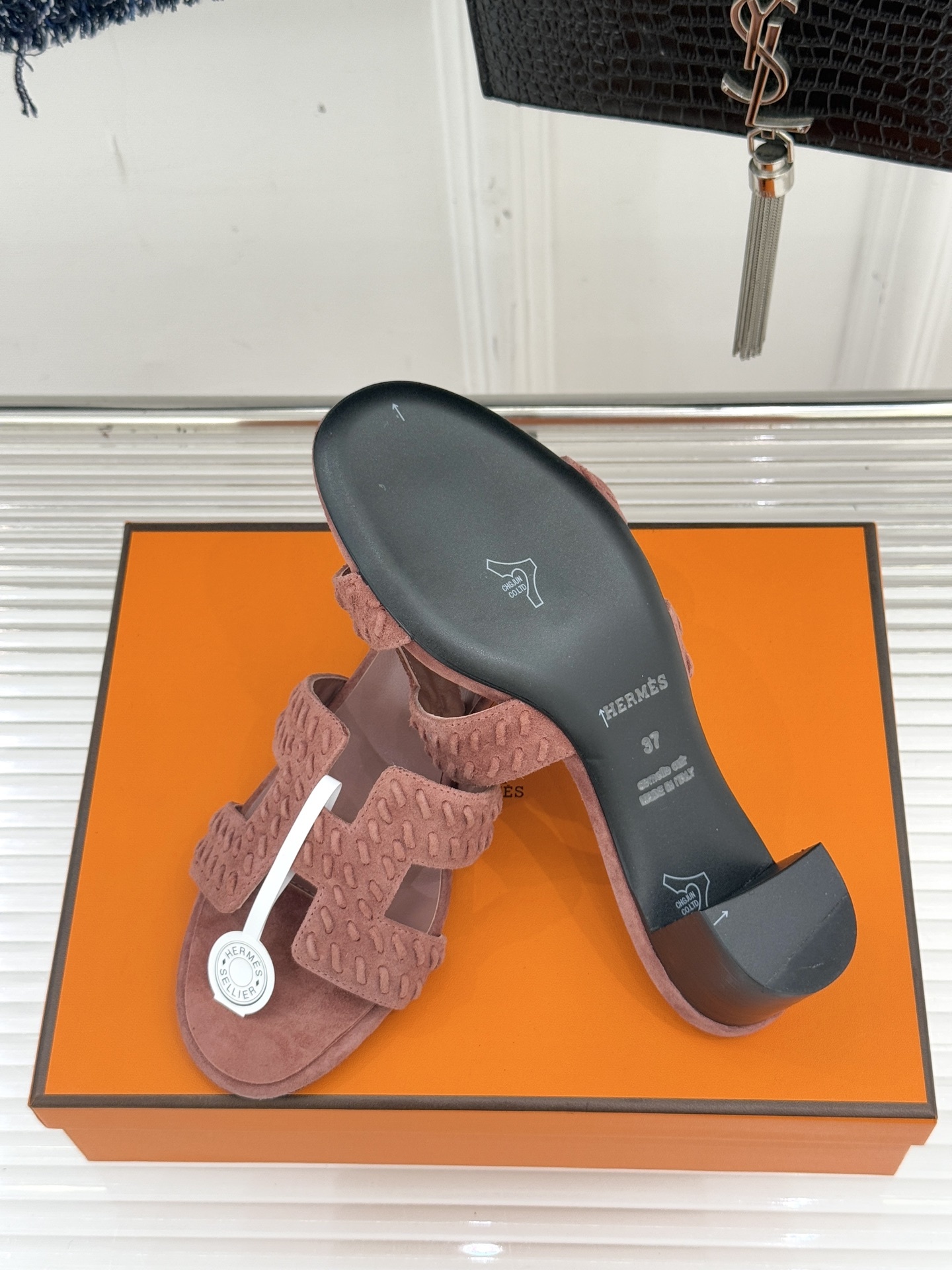 顶版 Hermès/爱马仕万年经典平底粗跟H拖将简约美学与极致工艺完美融合。粗跟设计 赋予你恰到好处的高