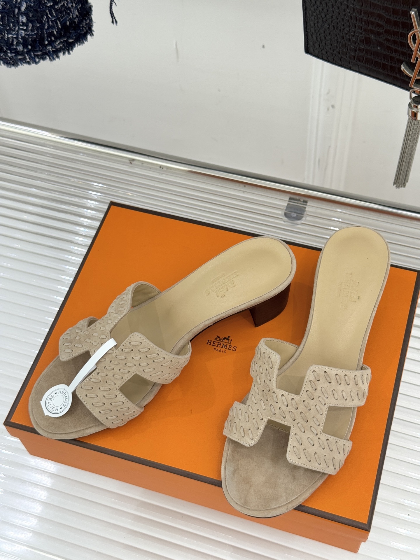 顶版 Hermès/爱马仕万年经典平底粗跟H拖将简约美学与极致工艺完美融合。粗跟设计 赋予你恰到好处的高
