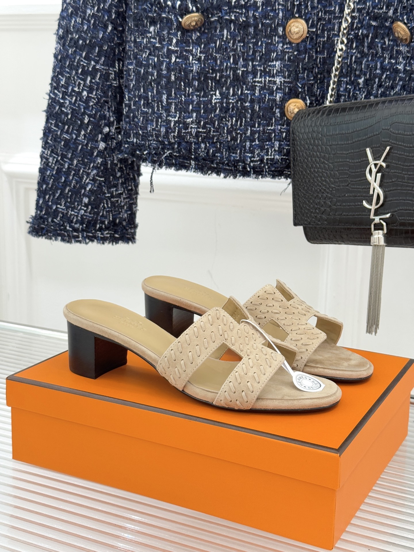 顶版 Hermès/爱马仕万年经典平底粗跟H拖将简约美学与极致工艺完美融合。粗跟设计 赋予你恰到好处的高