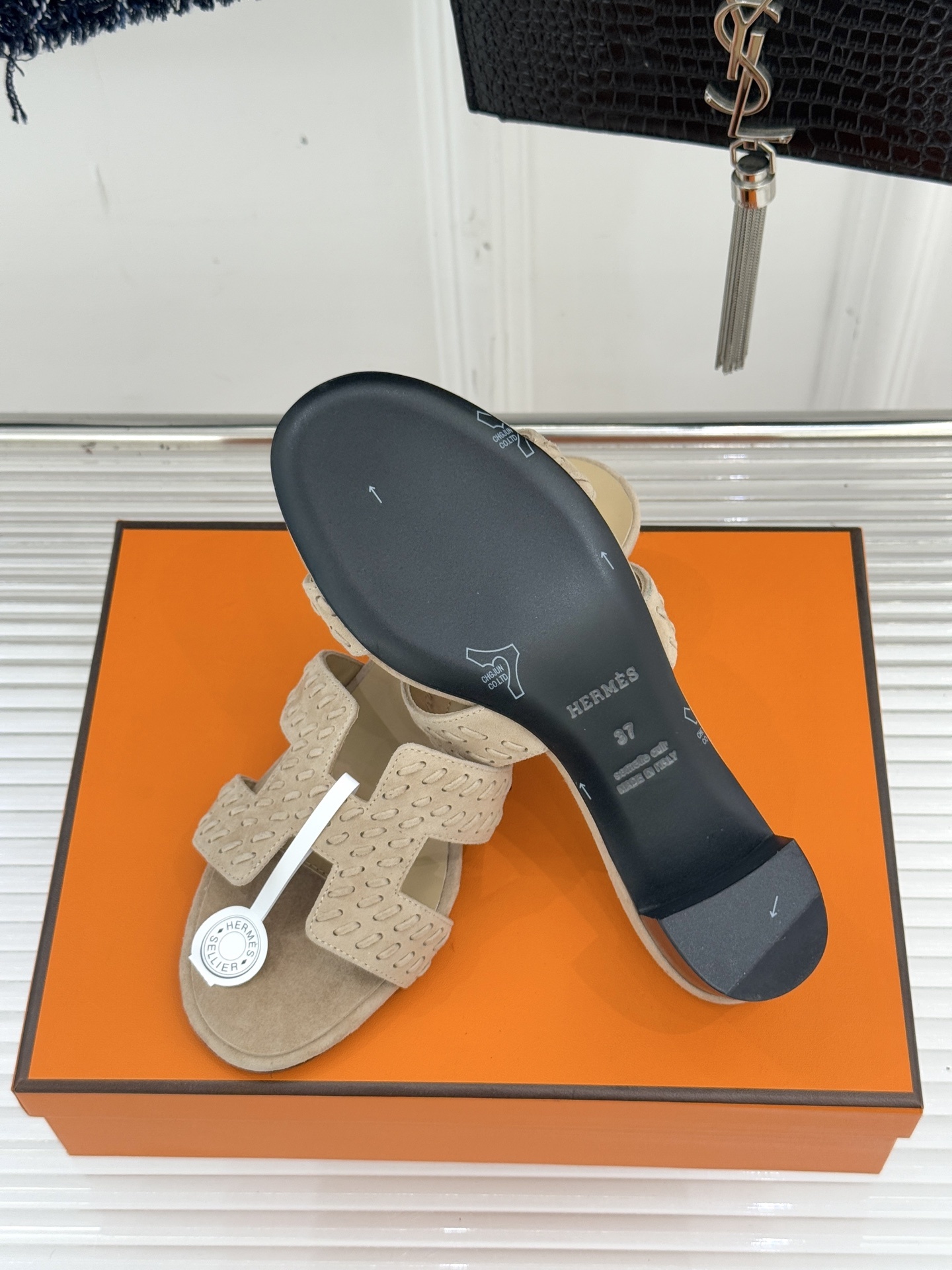 顶版 Hermès/爱马仕万年经典平底粗跟H拖将简约美学与极致工艺完美融合。粗跟设计 赋予你恰到好处的高