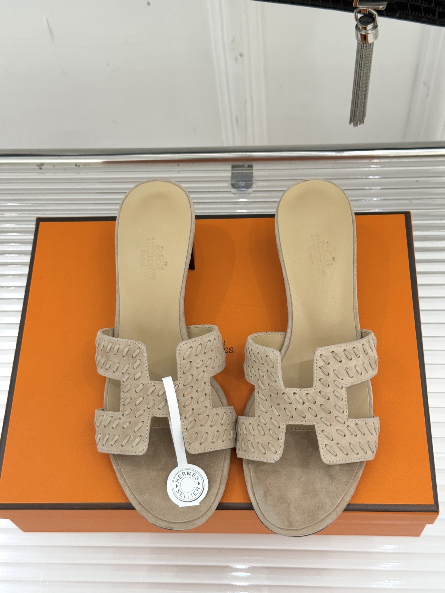 顶版 Hermès/爱马仕万年经典平底粗跟H拖将简约美学与极致工艺完美融合。粗跟设计 赋予你恰到好处的高