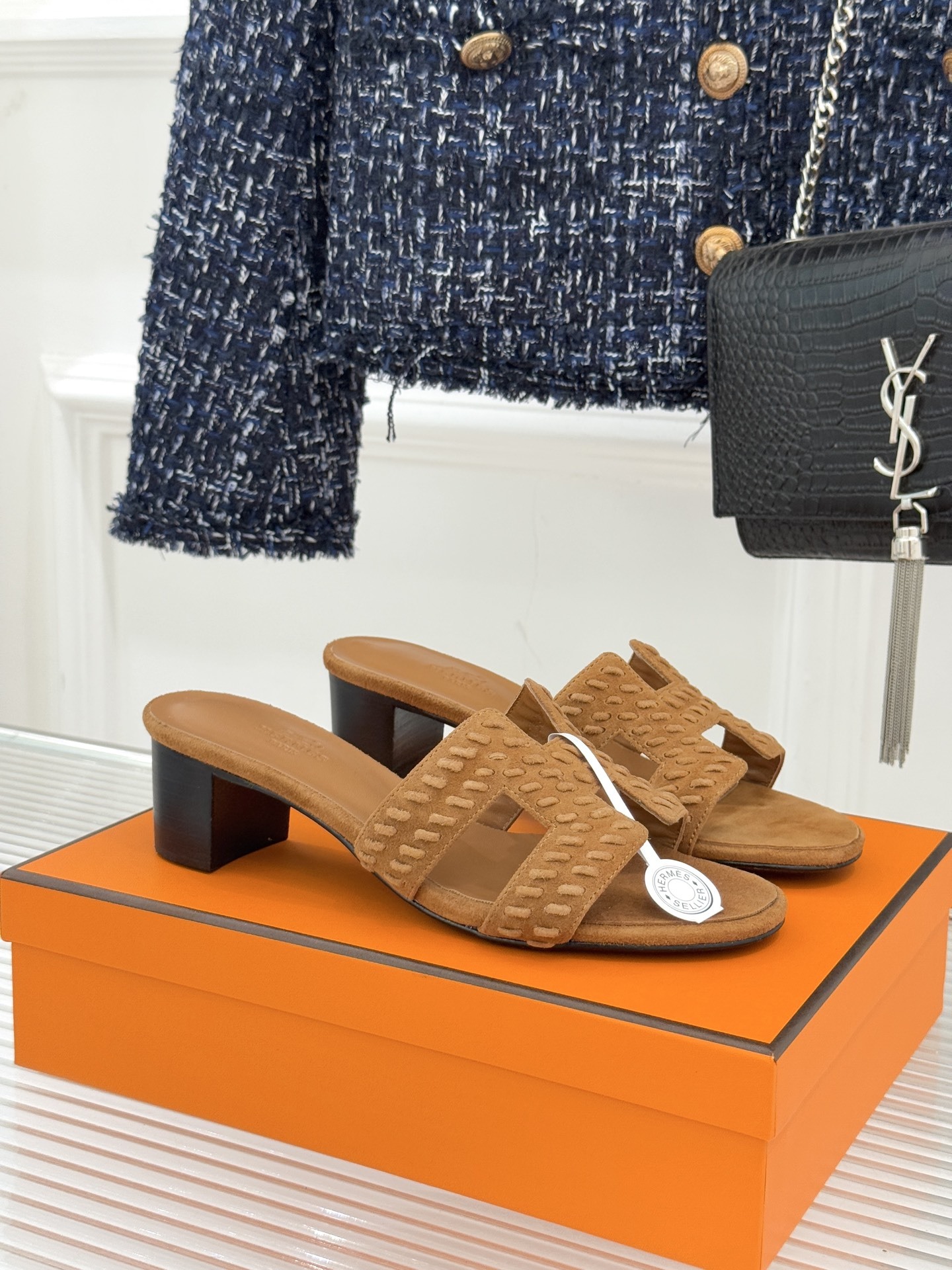 顶版 Hermès/爱马仕万年经典平底粗跟H拖将简约美学与极致工艺完美融合。粗跟设计 赋予你恰到好处的高