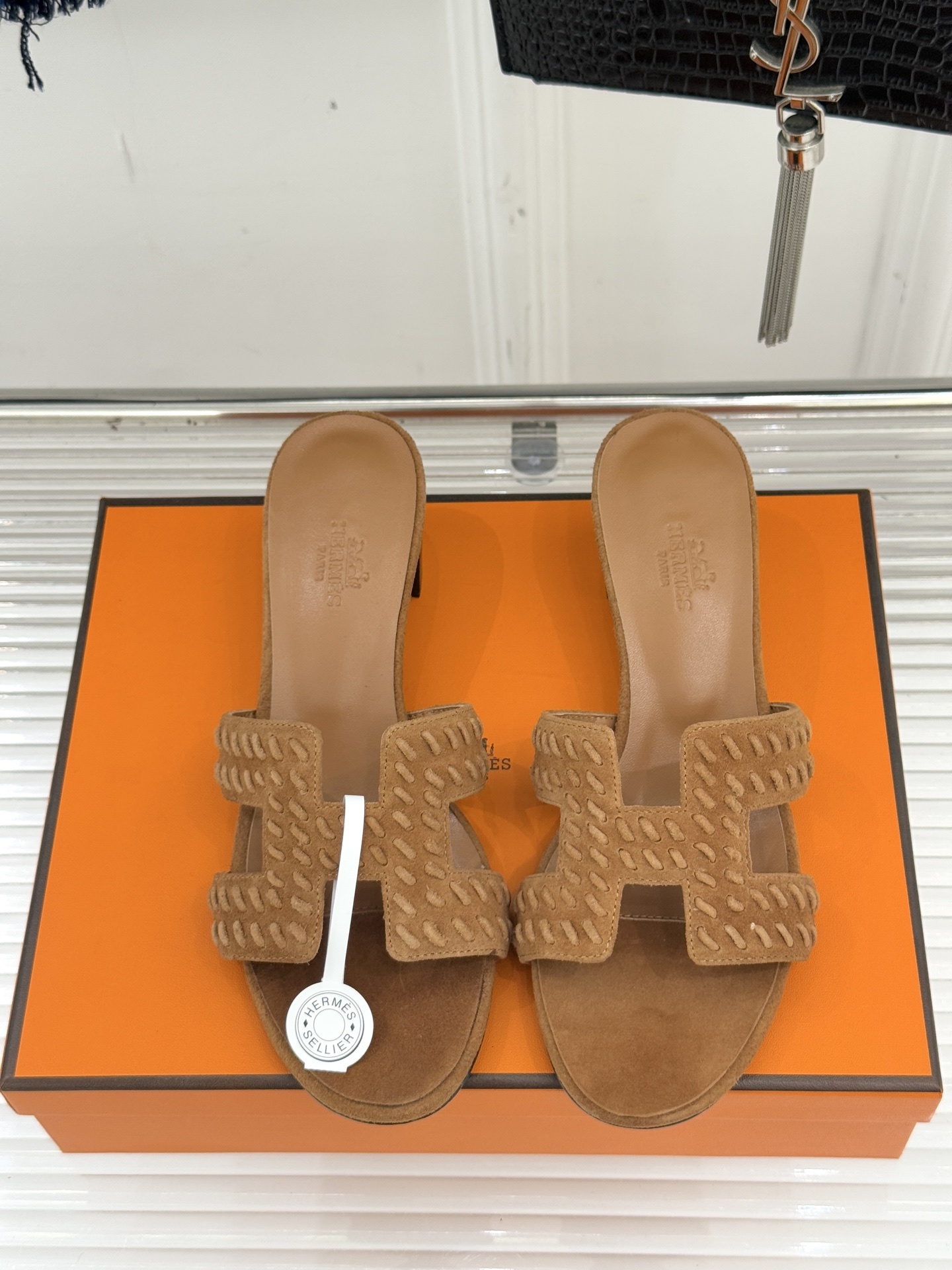 顶版 Hermès/爱马仕万年经典平底粗跟H拖将简约美学与极致工艺完美融合。粗跟设计 赋予你恰到好处的高