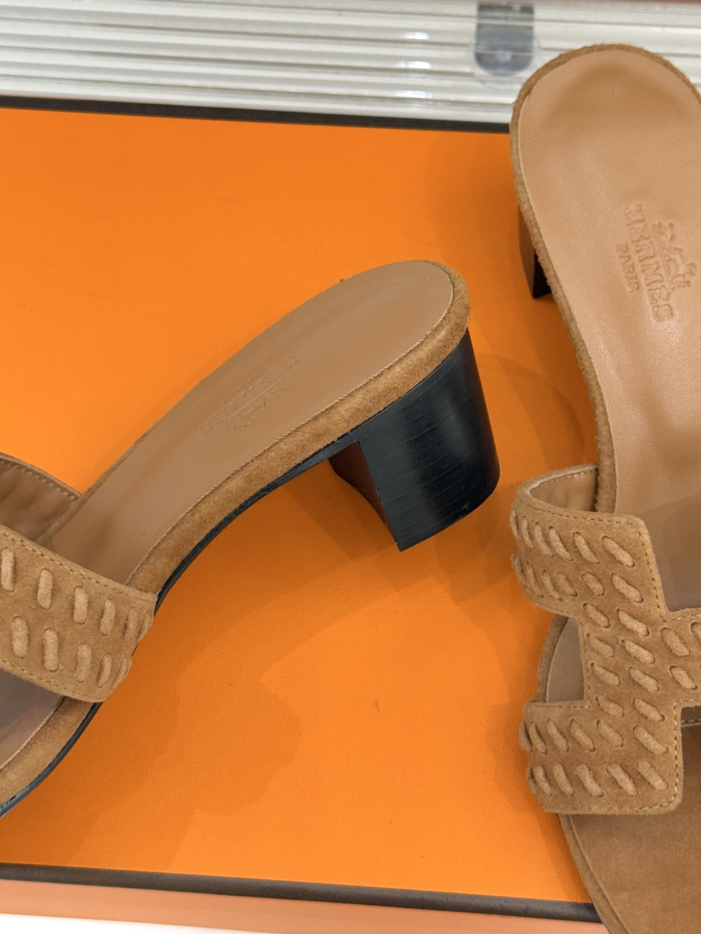 顶版 Hermès/爱马仕万年经典平底粗跟H拖将简约美学与极致工艺完美融合。粗跟设计 赋予你恰到好处的高