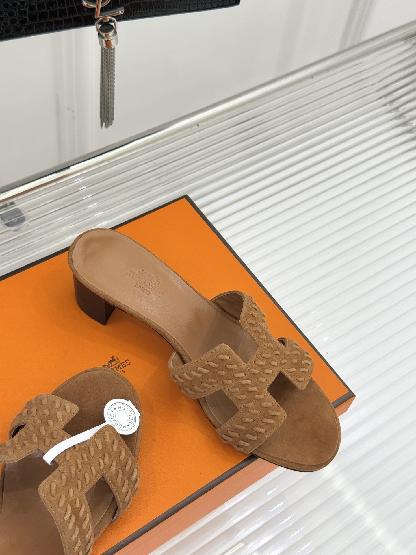 顶版 Hermès/爱马仕万年经典平底粗跟H拖将简约美学与极致工艺完美融合。粗跟设计 赋予你恰到好处的高