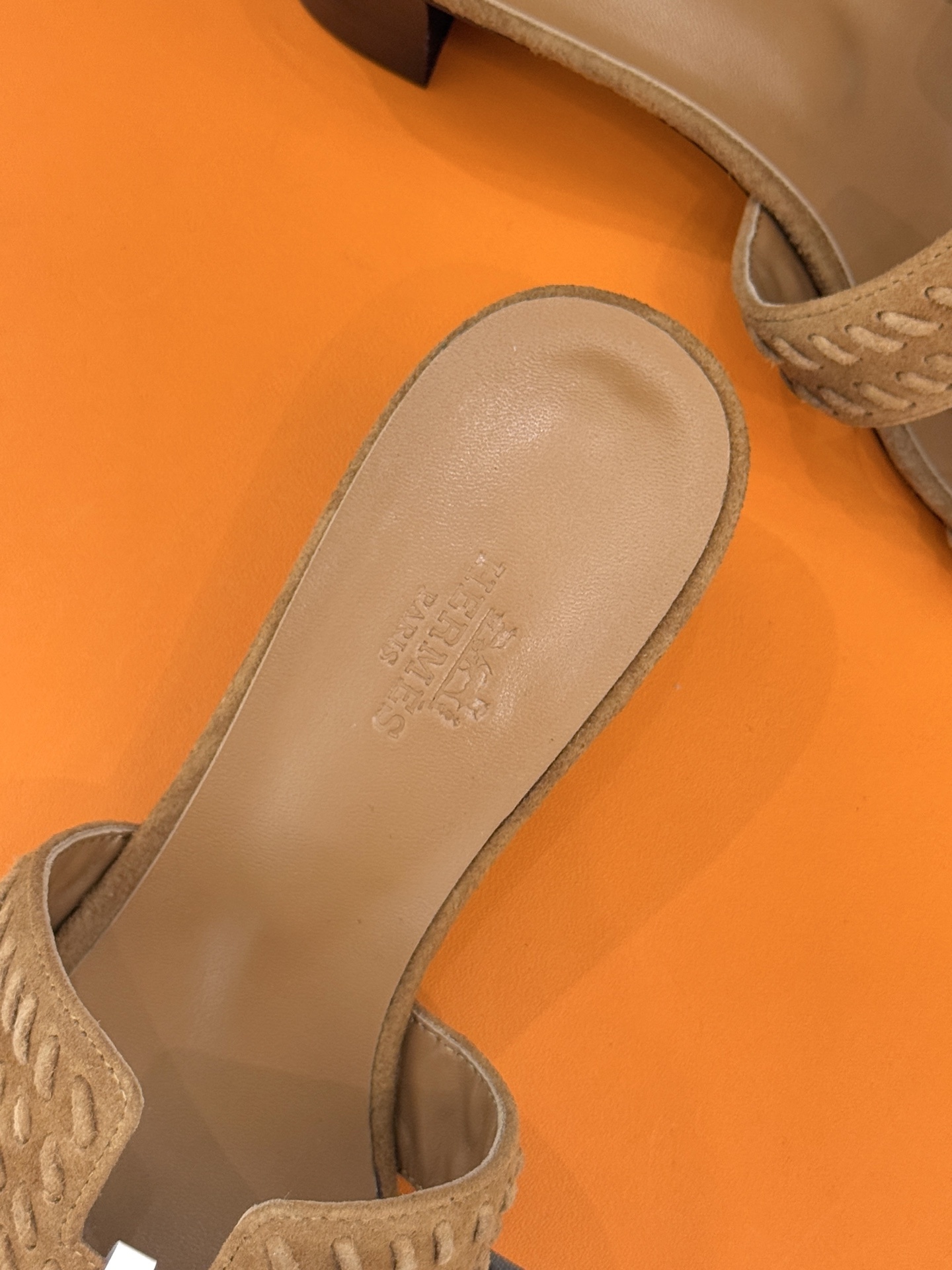 顶版 Hermès/爱马仕万年经典平底粗跟H拖将简约美学与极致工艺完美融合。粗跟设计 赋予你恰到好处的高