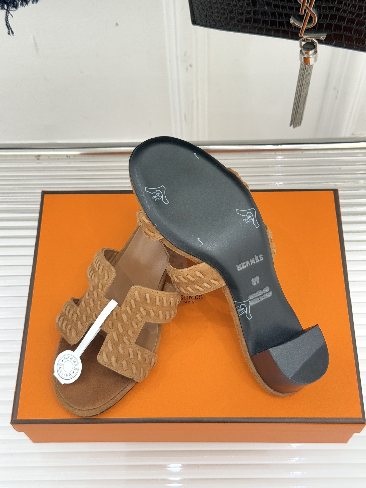 顶版 Hermès/爱马仕万年经典平底粗跟H拖将简约美学与极致工艺完美融合。粗跟设计 赋予你恰到好处的高