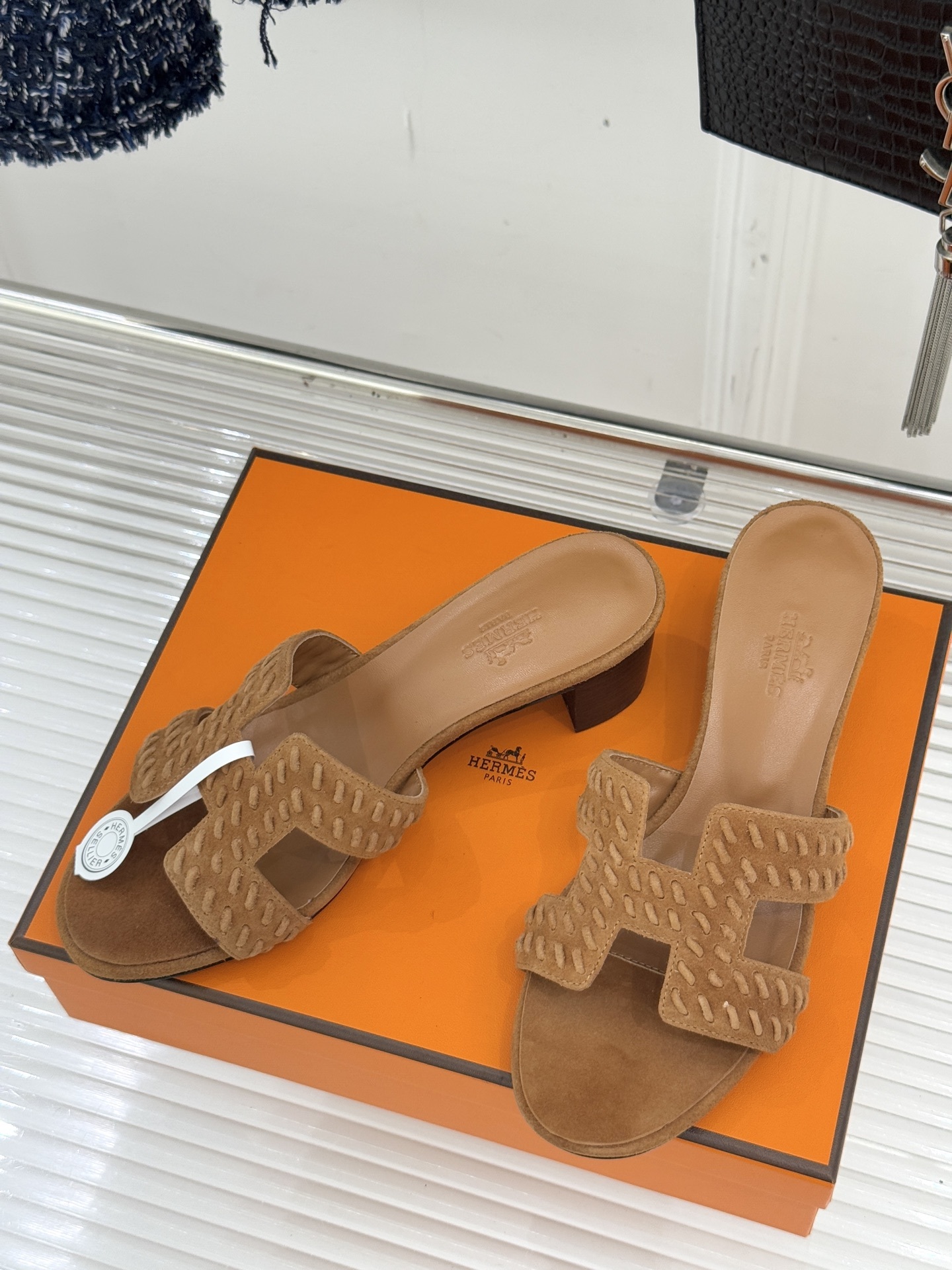 顶版 Hermès/爱马仕万年经典平底粗跟H拖将简约美学与极致工艺完美融合。粗跟设计 赋予你恰到好处的高