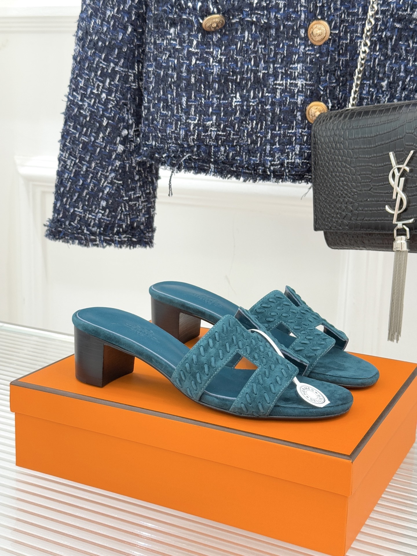 顶版 Hermès/爱马仕万年经典平底粗跟H拖将简约美学与极致工艺完美融合。粗跟设计 赋予你恰到好处的高