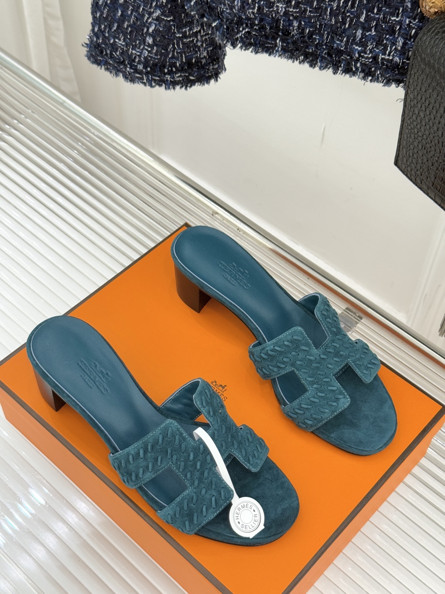 顶版 Hermès/爱马仕万年经典平底粗跟H拖将简约美学与极致工艺完美融合。粗跟设计 赋予你恰到好处的高