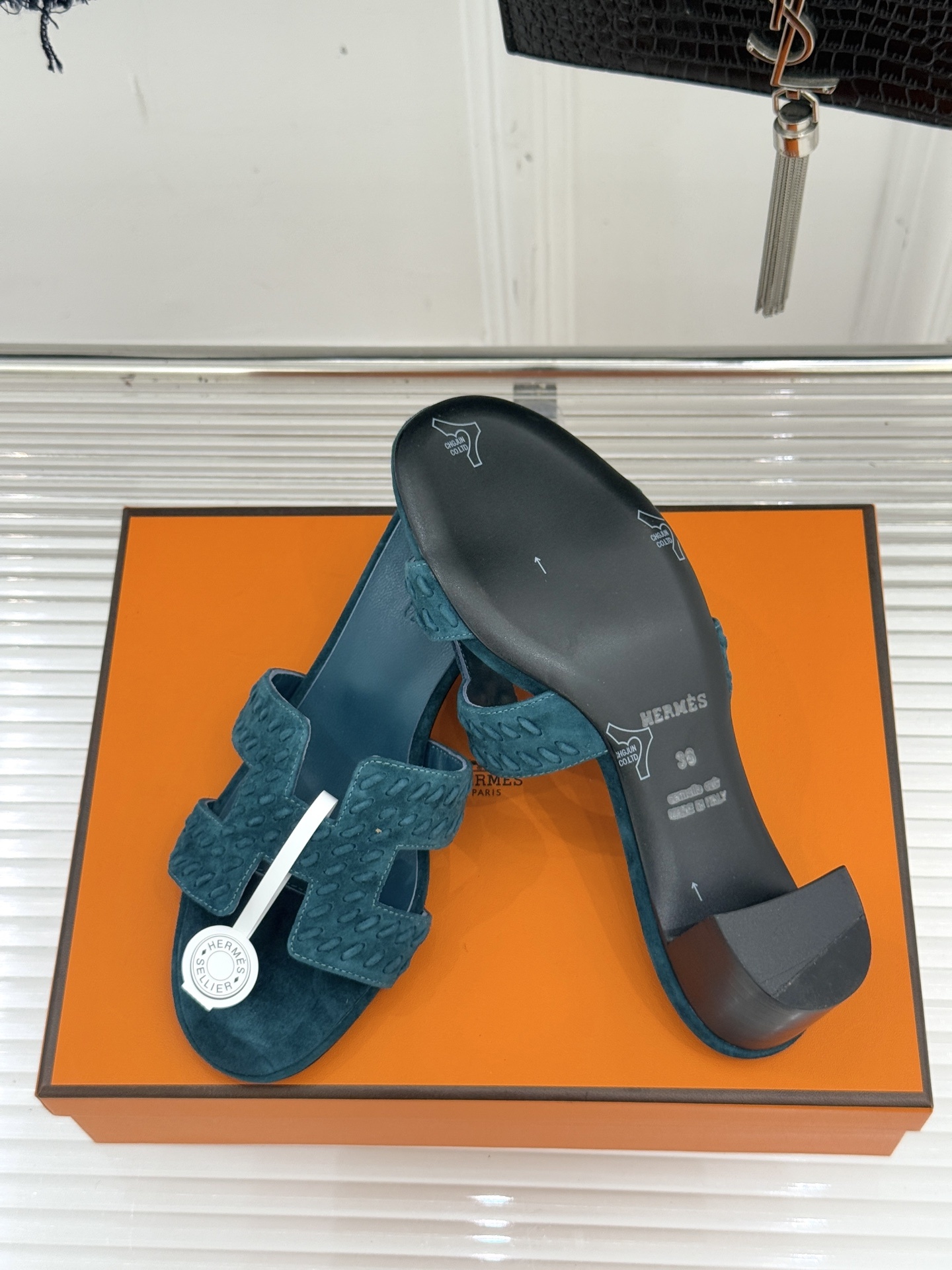 顶版 Hermès/爱马仕万年经典平底粗跟H拖将简约美学与极致工艺完美融合。粗跟设计 赋予你恰到好处的高