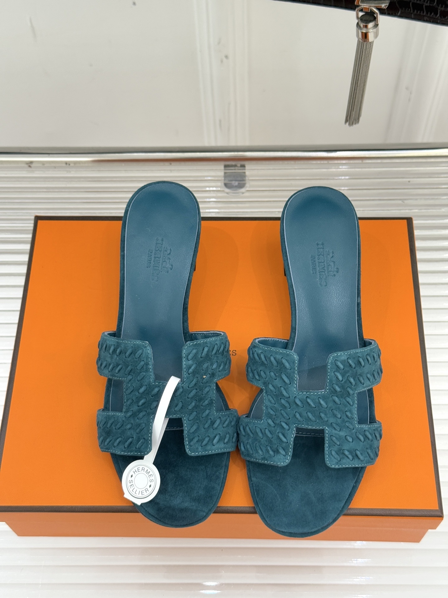 顶版 Hermès/爱马仕万年经典平底粗跟H拖将简约美学与极致工艺完美融合。粗跟设计 赋予你恰到好处的高