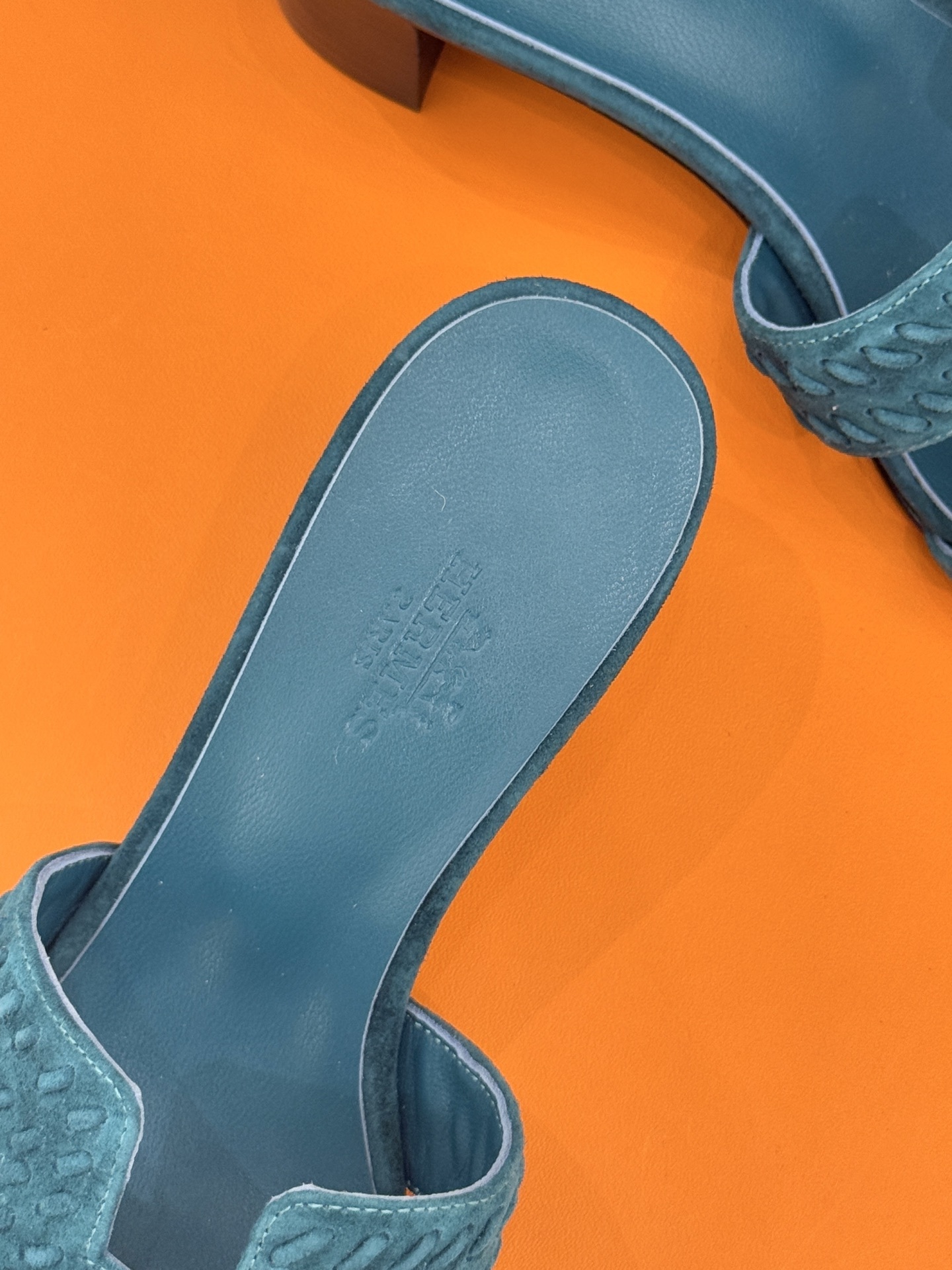 顶版 Hermès/爱马仕万年经典平底粗跟H拖将简约美学与极致工艺完美融合。粗跟设计 赋予你恰到好处的高