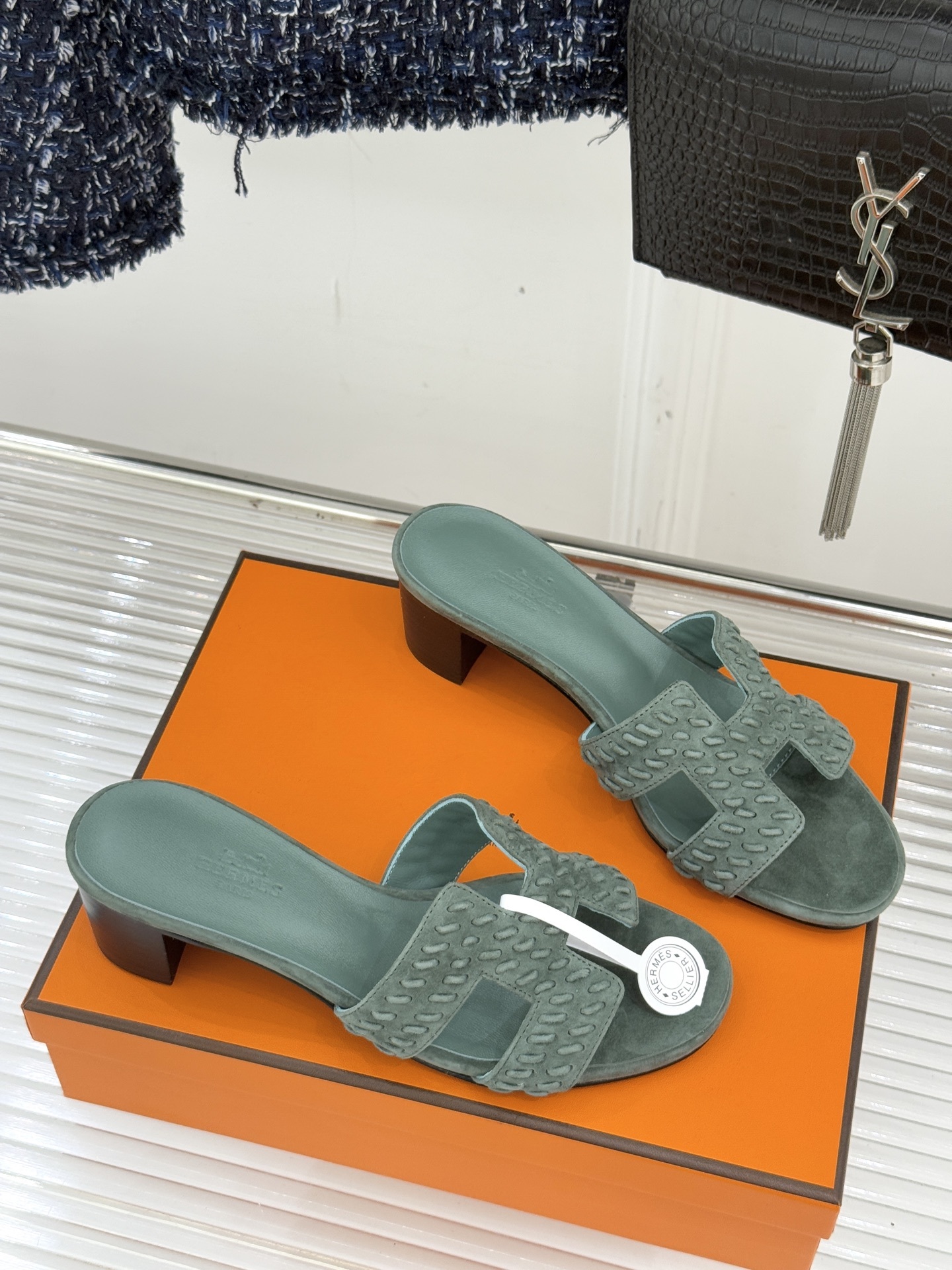 顶版 Hermès/爱马仕万年经典平底粗跟H拖将简约美学与极致工艺完美融合。粗跟设计 赋予你恰到好处的高