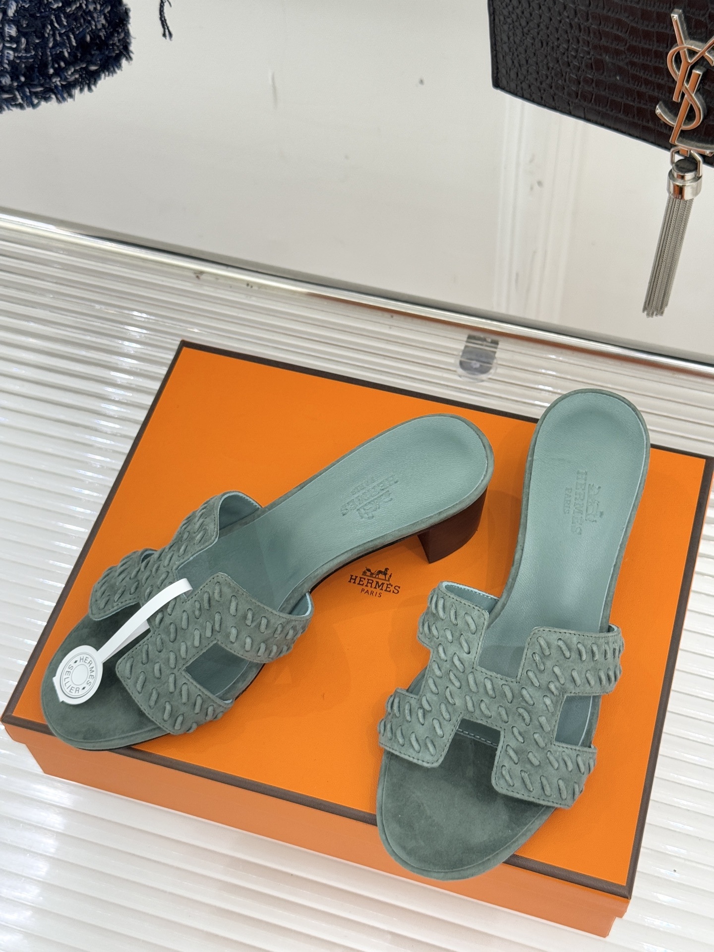 顶版 Hermès/爱马仕万年经典平底粗跟H拖将简约美学与极致工艺完美融合。粗跟设计 赋予你恰到好处的高