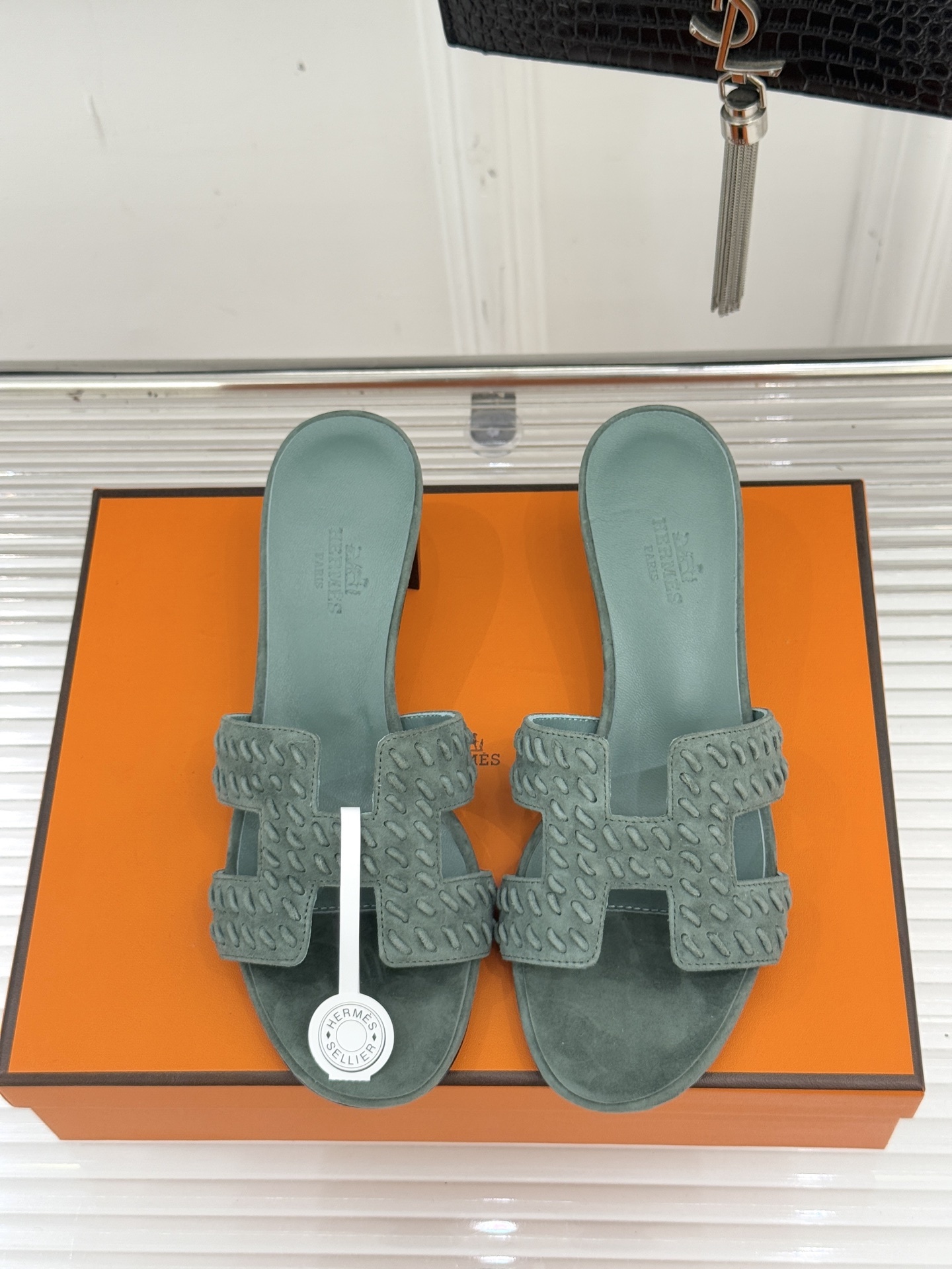 顶版 Hermès/爱马仕万年经典平底粗跟H拖将简约美学与极致工艺完美融合。粗跟设计 赋予你恰到好处的高