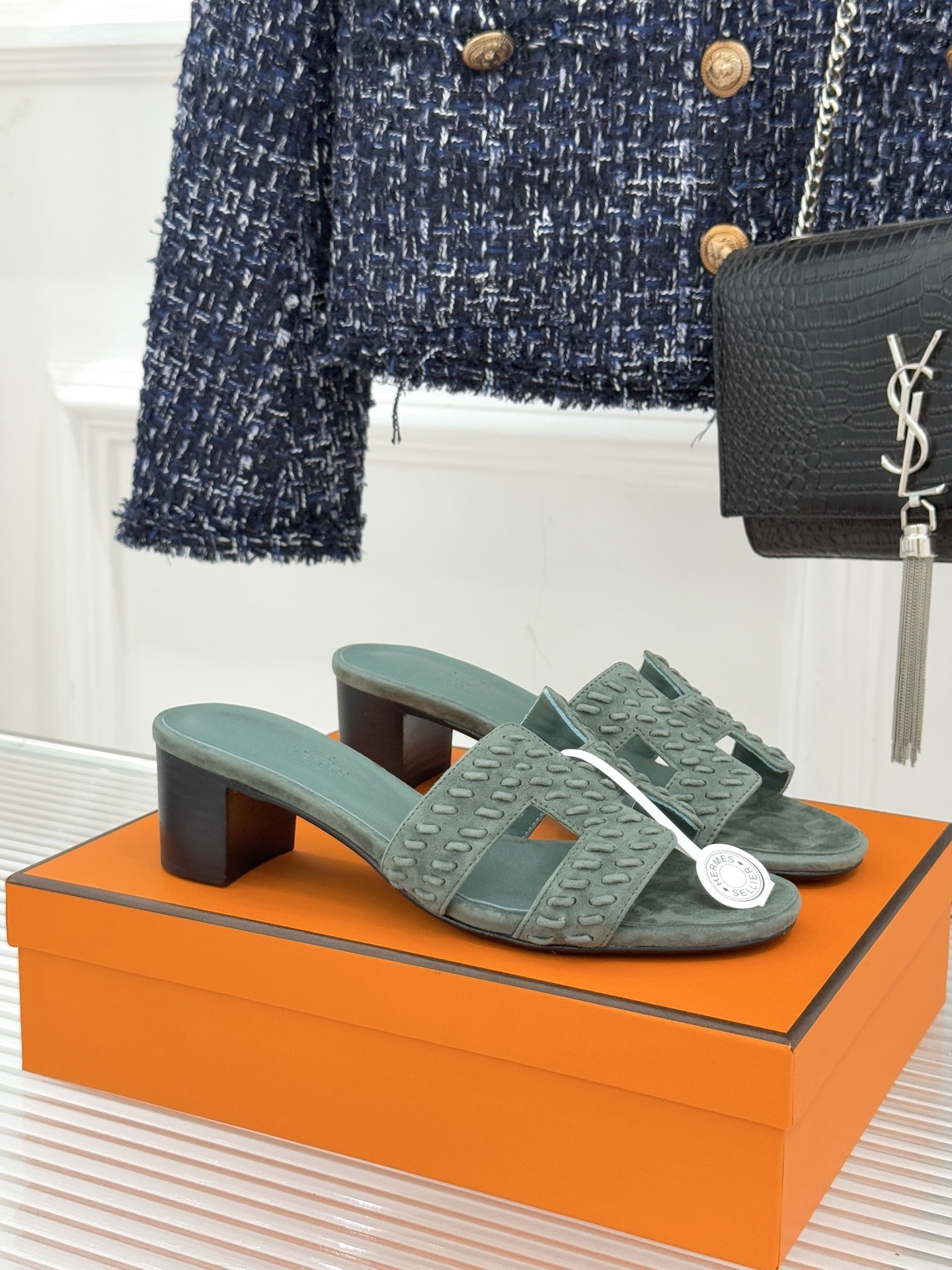 顶版 Hermès/爱马仕万年经典平底粗跟H拖将简约美学与极致工艺完美融合。粗跟设计 赋予你恰到好处的高