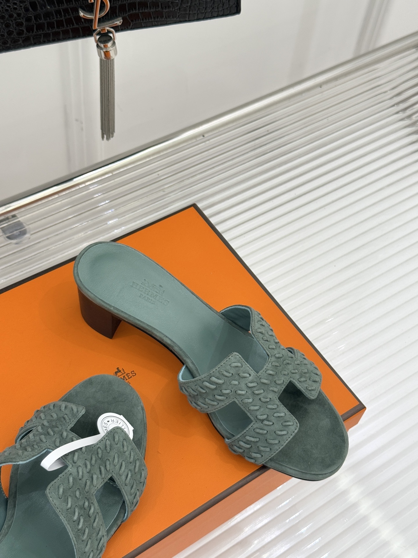 顶版 Hermès/爱马仕万年经典平底粗跟H拖将简约美学与极致工艺完美融合。粗跟设计 赋予你恰到好处的高