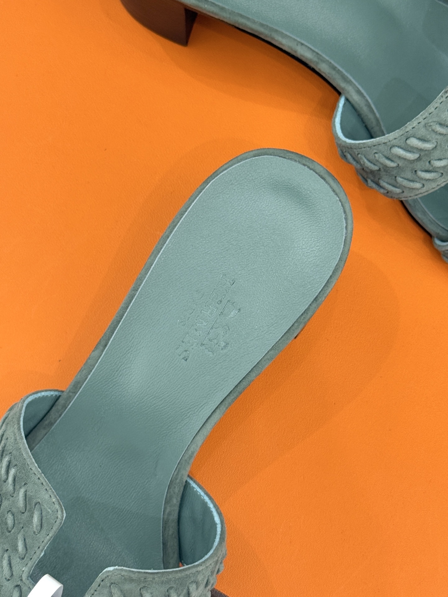 顶版 Hermès/爱马仕万年经典平底粗跟H拖将简约美学与极致工艺完美融合。粗跟设计 赋予你恰到好处的高