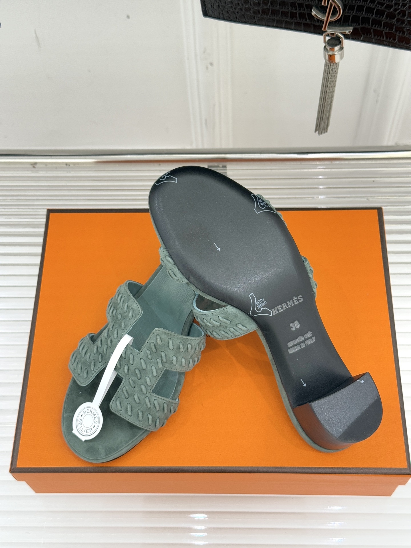 顶版 Hermès/爱马仕万年经典平底粗跟H拖将简约美学与极致工艺完美融合。粗跟设计 赋予你恰到好处的高