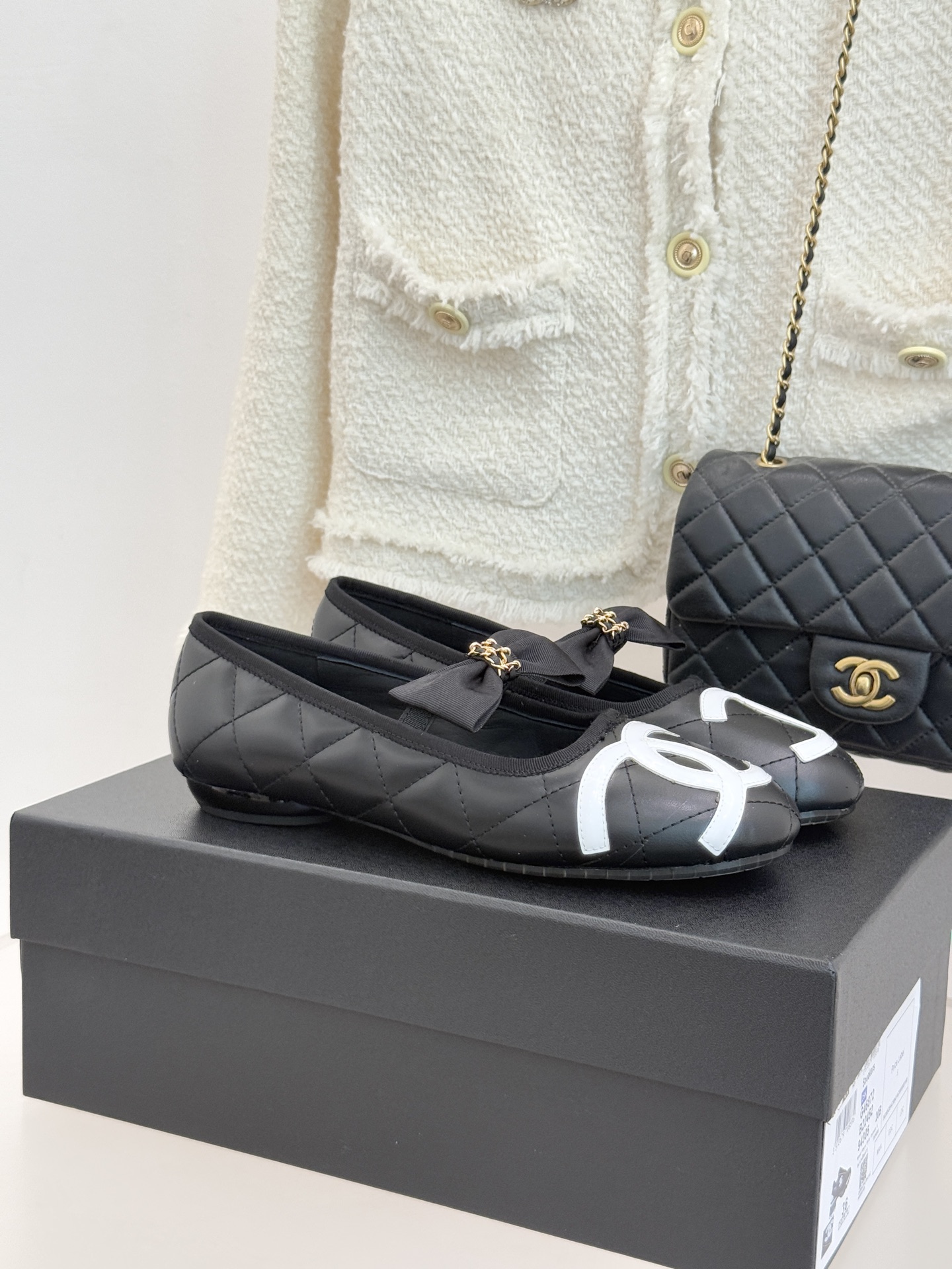 NO:560084,CHANE*｜Xiaoxiang’s 25K new product chain bow, large pair of C flat Mary Jane shoes, French style, so beautiful that it’s so beautiful!  This is what an elegant and romantic fairy should be! The minimalist color scheme and satin bow are deeply rooted in people's hearts ~ It goes well with skirts or casual wear! The fabric is made of original customized leather, the inner pads are all silk sheepskin, and the Italian imported cowhide outsole size35-39 (customized 40/41), single shoes, chanel, mary jane, skirts, cowhide, sheepskin, silk fabric19860909CHANE*｜小香25K新品链条蝴蝶结 大双C平底玛丽珍鞋 法式风情 真是美到心尖尖上啦！ 优雅又浪漫的仙女应该就是这样吧! 极简的配色加上绸缎蝴蝶结深入人心~ 无论搭配裙装还是休闲着装都很契合哈! 面料采用原版定制皮料 内里垫脚均为丝绸羊皮 意大利进口牛皮大底 size35-39（40/41定制）,单鞋,chanel,mary jane,skirts,cowhide,sheepskin,silk fabric,Women's Shoes